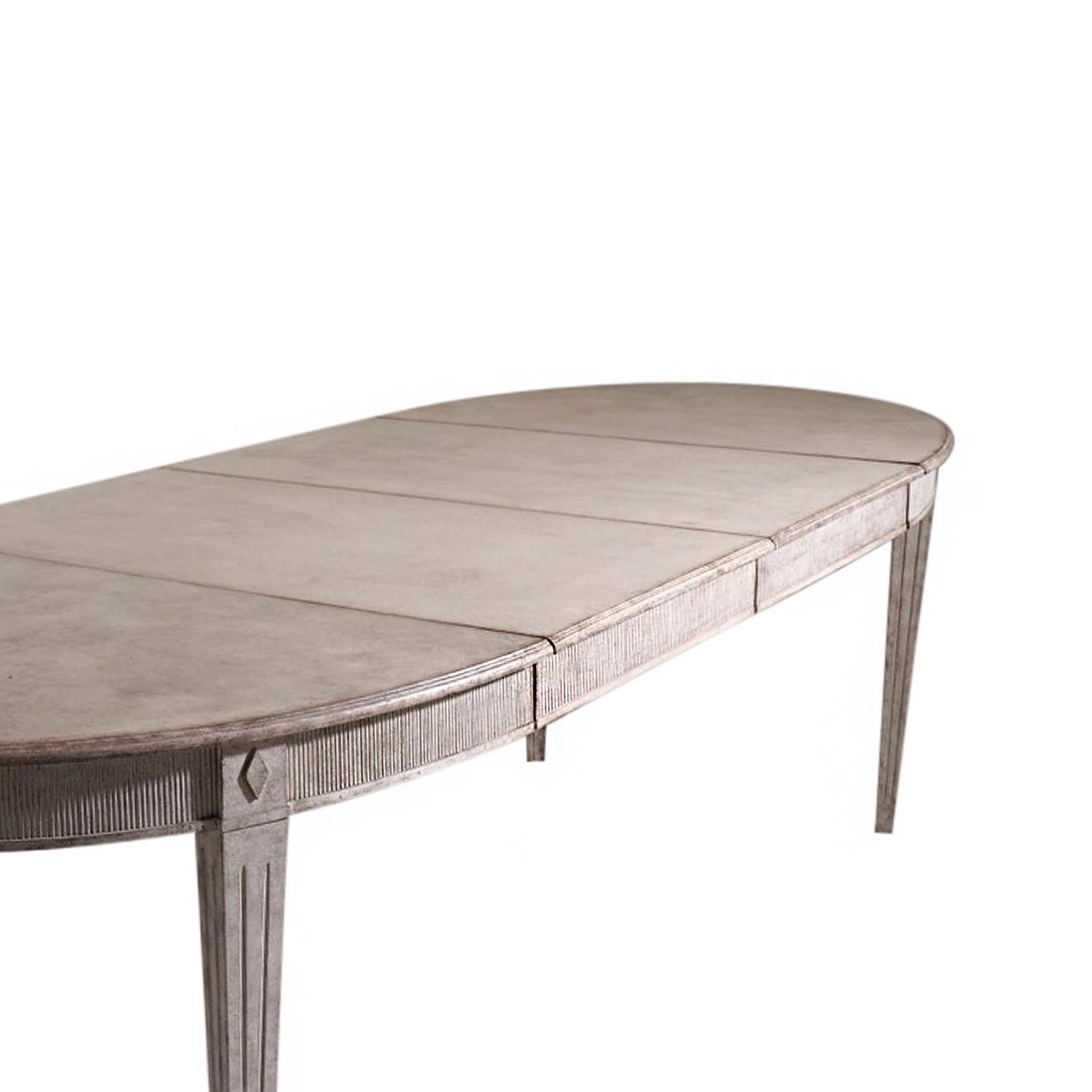 19th Century Light-Grey Swedish Gustavian Pinewood Extendable Dining Table In Good Condition In West Palm Beach, FL