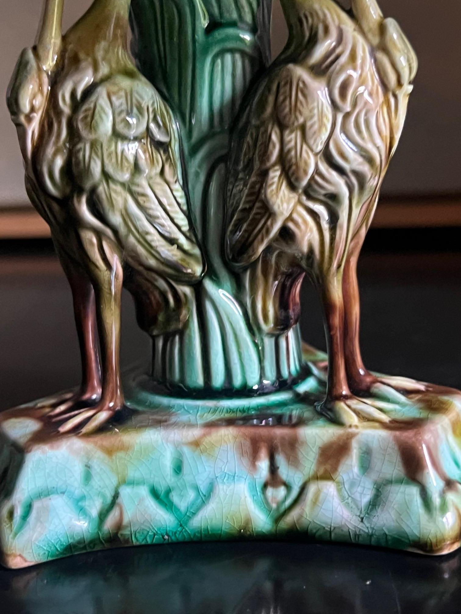 Peint à la main Plat central à pied pour nénuphar et grue du 19e siècle en vente