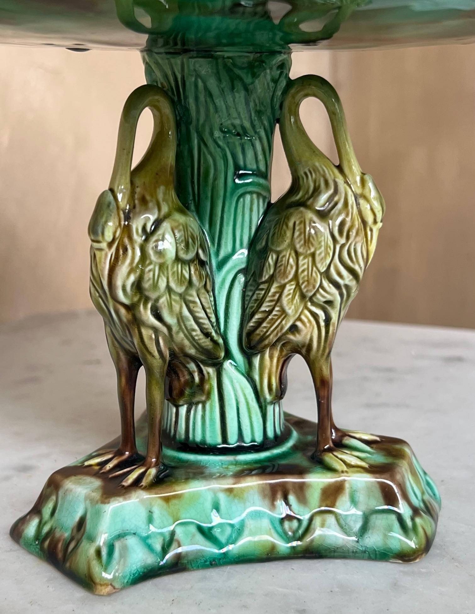 Céramique Plat central à pied pour nénuphar et grue du 19e siècle en vente