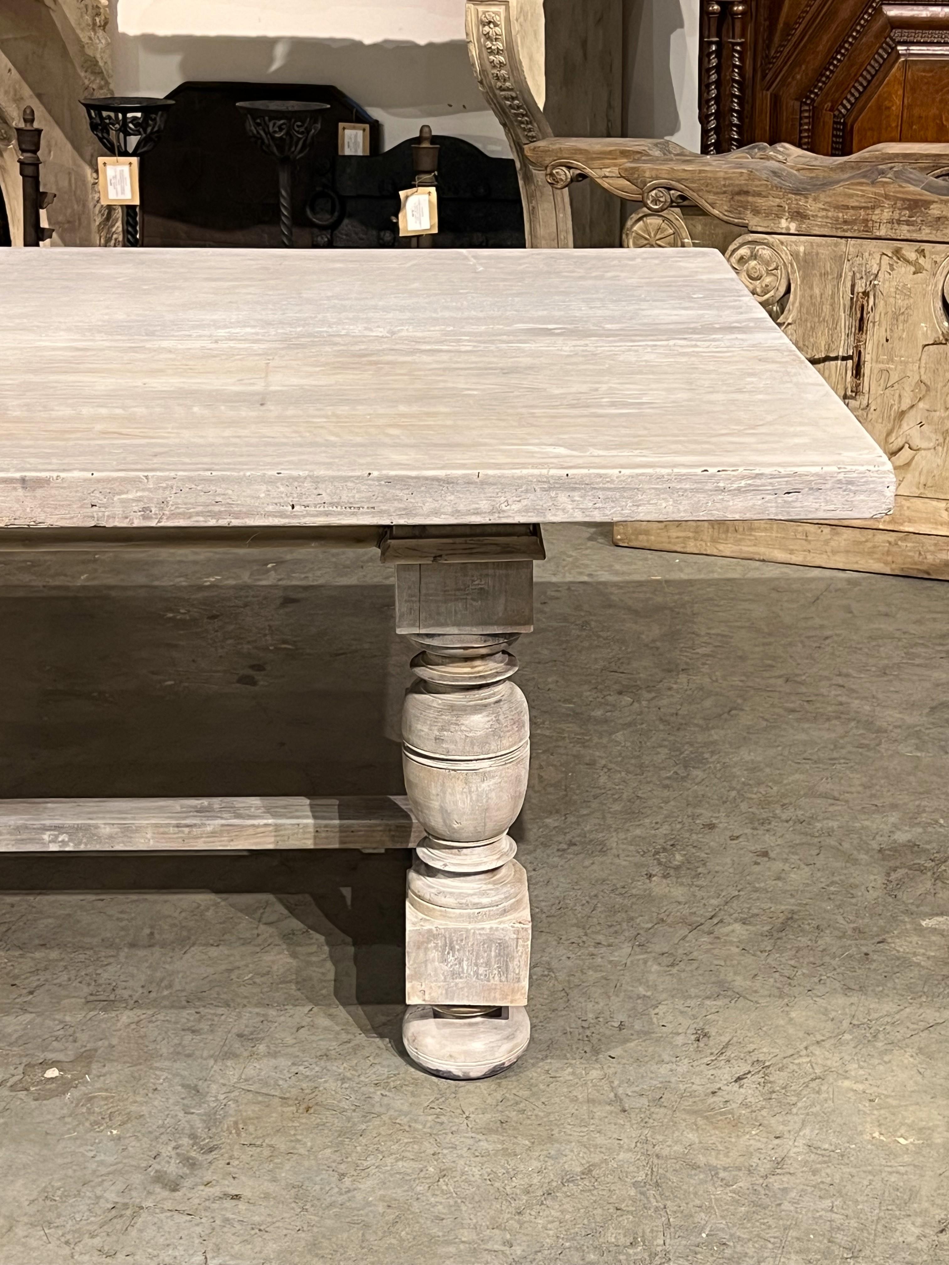 Balustertisch aus gekalktem Nussbaum des 19. Jahrhunderts aus Italien im Angebot 8