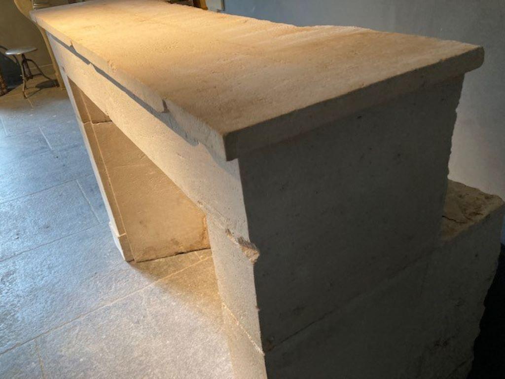 Kaminmantel aus Kalkstein aus dem 19. im Zustand „Gut“ im Angebot in Zedelgem, BE