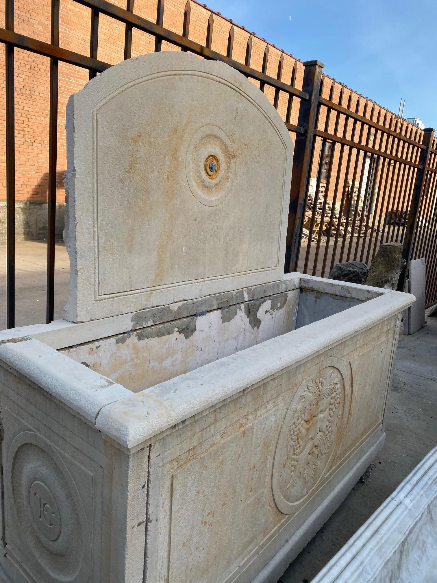 kalksteinbrunnen aus Italien:: 19. Jahrhundert im Zustand „Gut“ im Angebot in Dallas, TX
