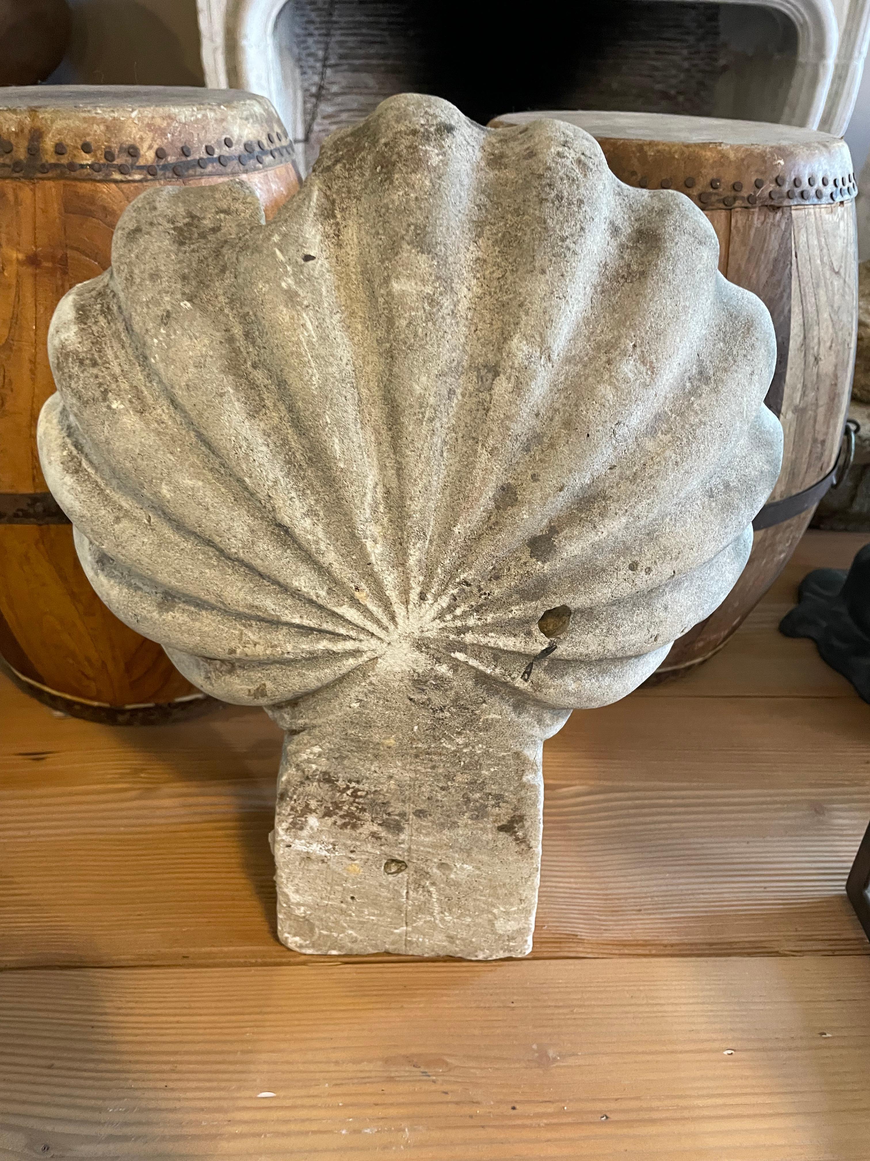 Sculpté à la main 19e siècle Bénitier en pierre calcaire  en vente