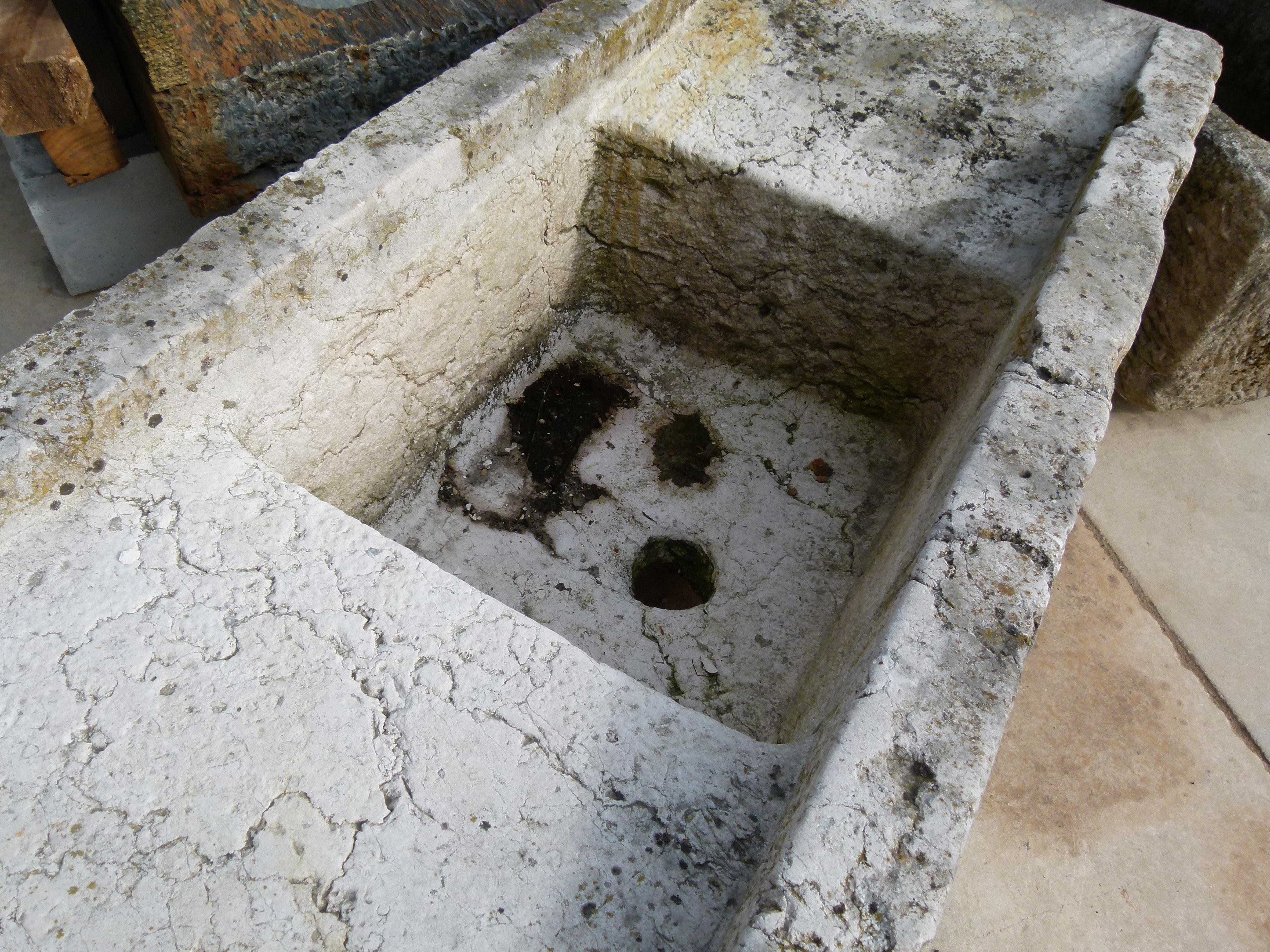 19th Century Limestone Sink In Distressed Condition In Vulpellac, Girona