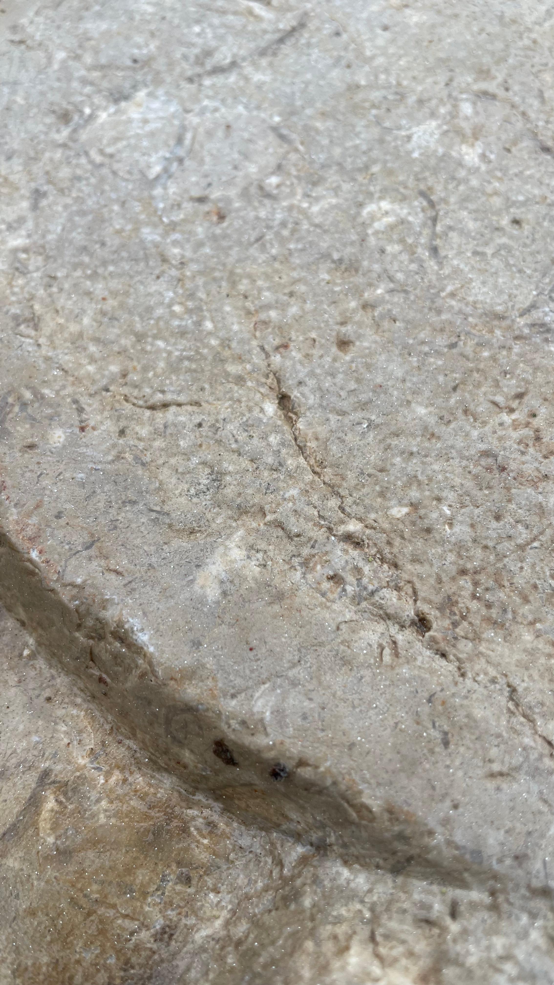 Antike antike Kalkstein-Waschbecke in dreieckiger Form im Zustand „Gut“ im Angebot in Vulpellac, Girona
