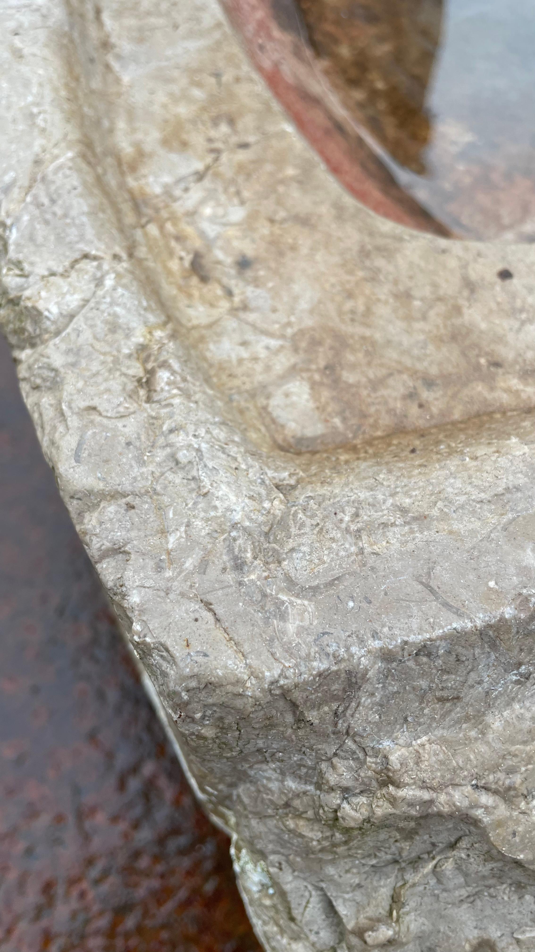 Antike antike Kalkstein-Waschbecke in dreieckiger Form im Angebot 1