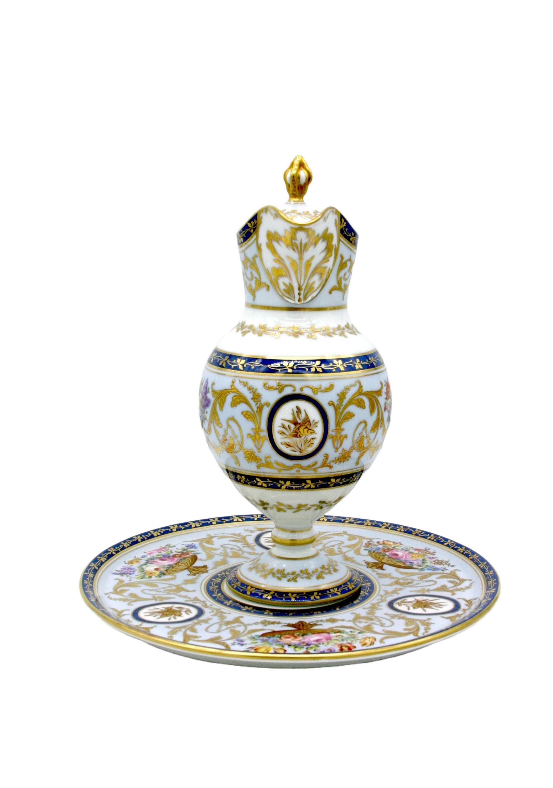 service de table décoratif en porcelaine peint à la main et doré à l'or fin du 19ème siècle avec service sous assiette de Giraud Limoges . Les pièces sont en excellent état. L'usure mineure appropriée à l'âge / l'utilisation. Marque du fabricant