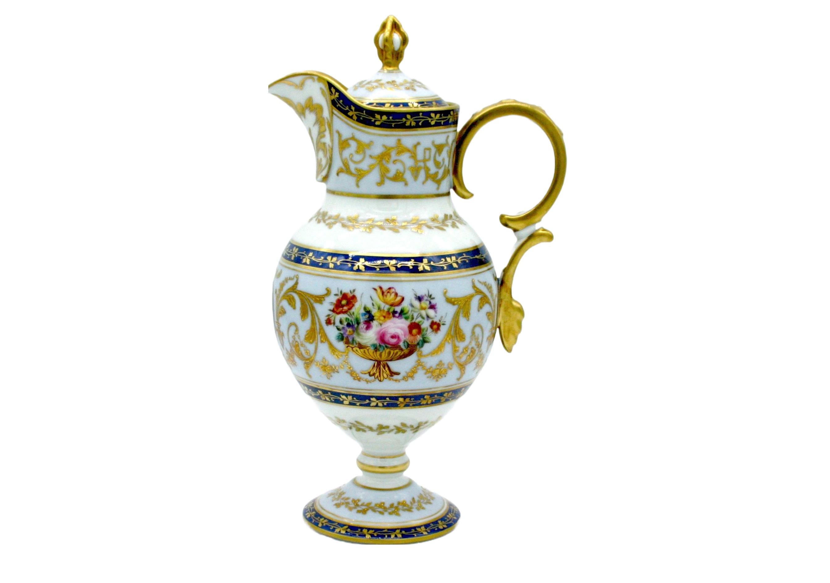 Vergoldetes Limoges-Porzellankrug-Set aus dem 19. Jahrhundert (Mittleres 19. Jahrhundert) im Angebot