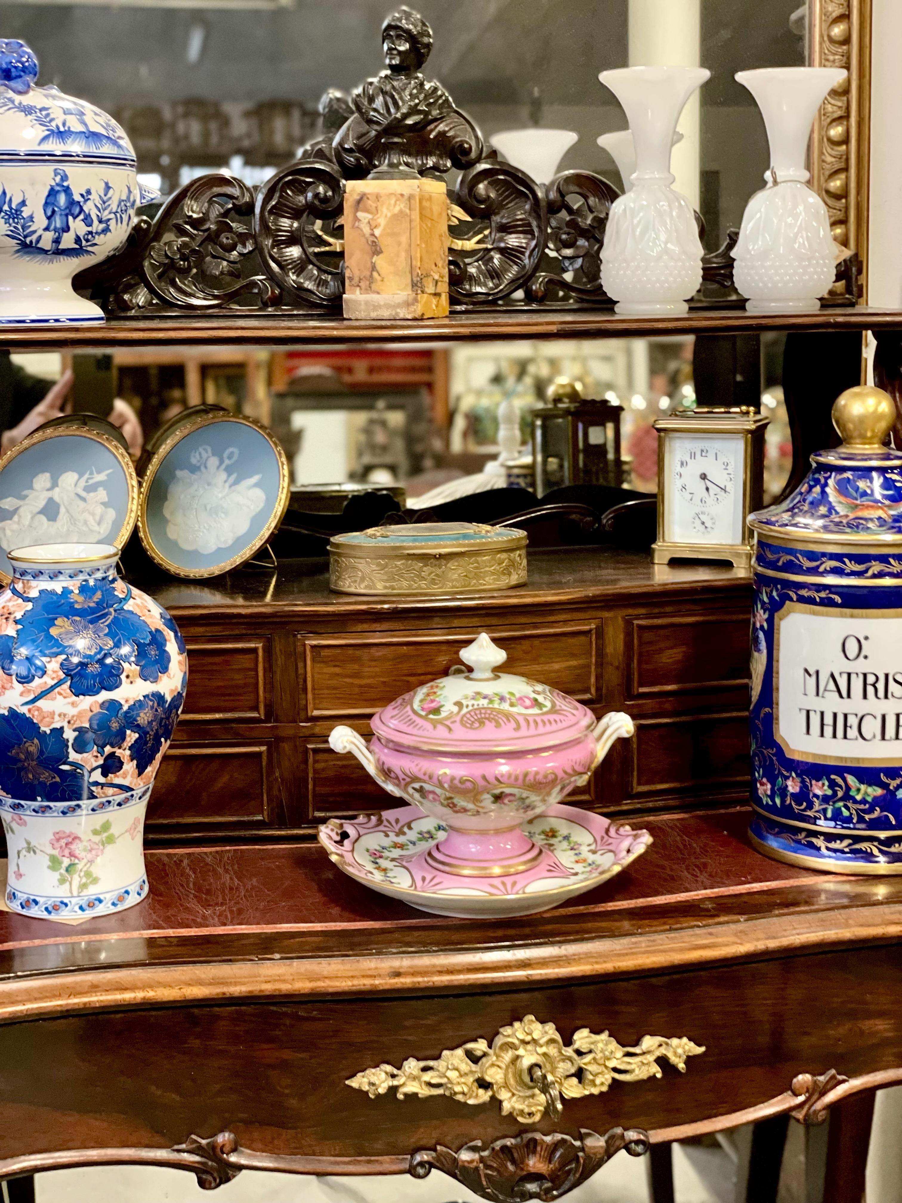 Juego de Sopera de Porcelana Rosa y Dorada de Limoges del Siglo XIX en venta 10
