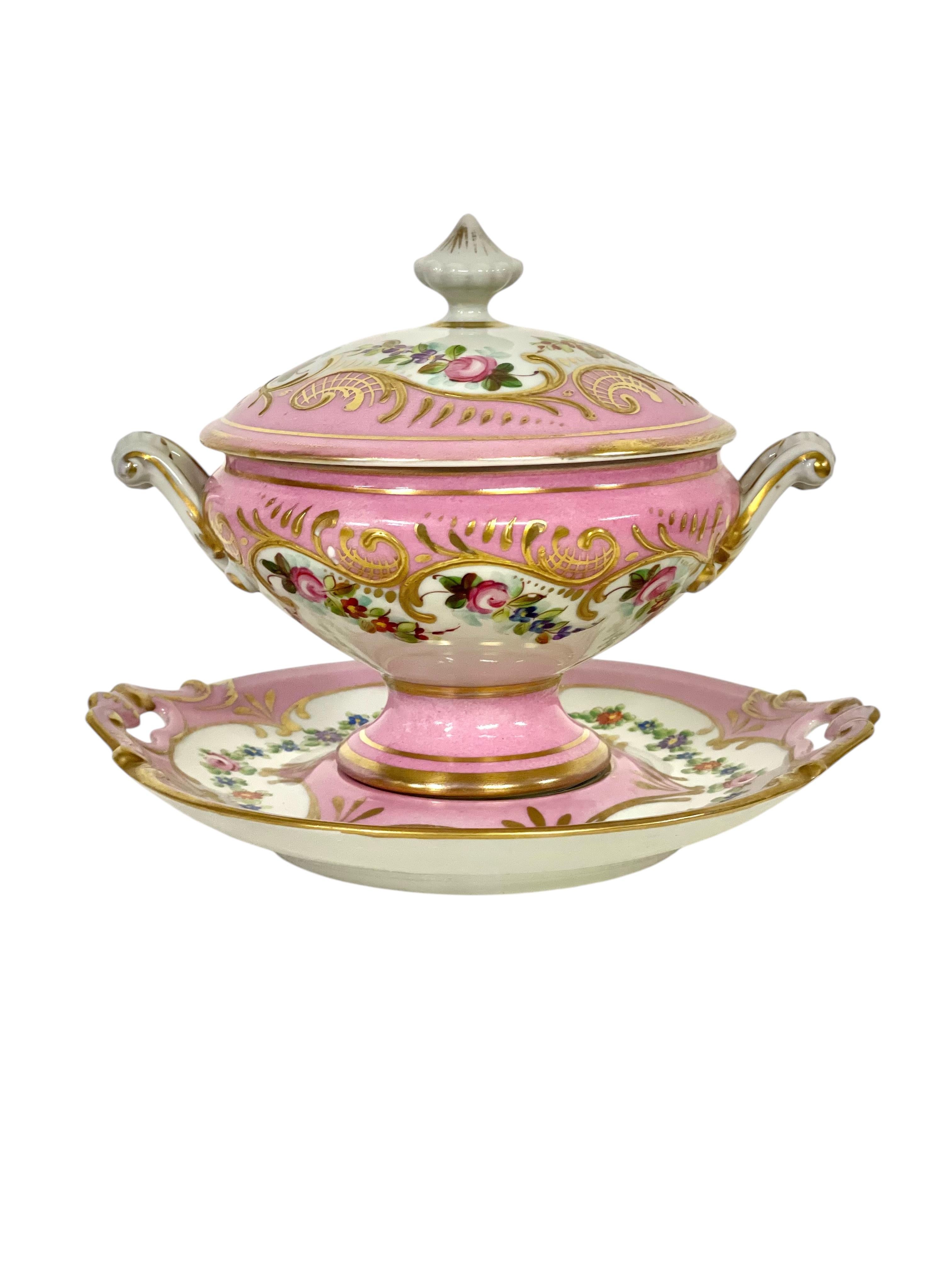 Este exquisito juego de porcelana pintada a mano, fabricado en Limoges (Francia), data del siglo XIX y muestra la elegancia y el arte de este periodo histórico. El juego incluye una sopera con tapa bellamente detallada, un plato a juego y una base