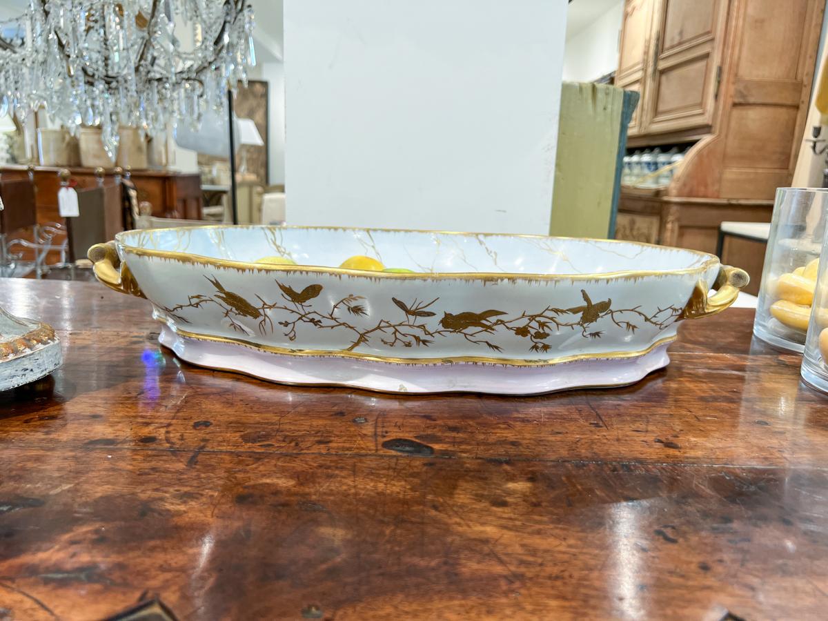 Grand plat de service ancien en porcelaine française avec marque de fabrique (Vor Etienne & Fils). Décorée à Limoges au 19ème siècle par les employés du magasin Etienne & Fils de la rue Paradis.