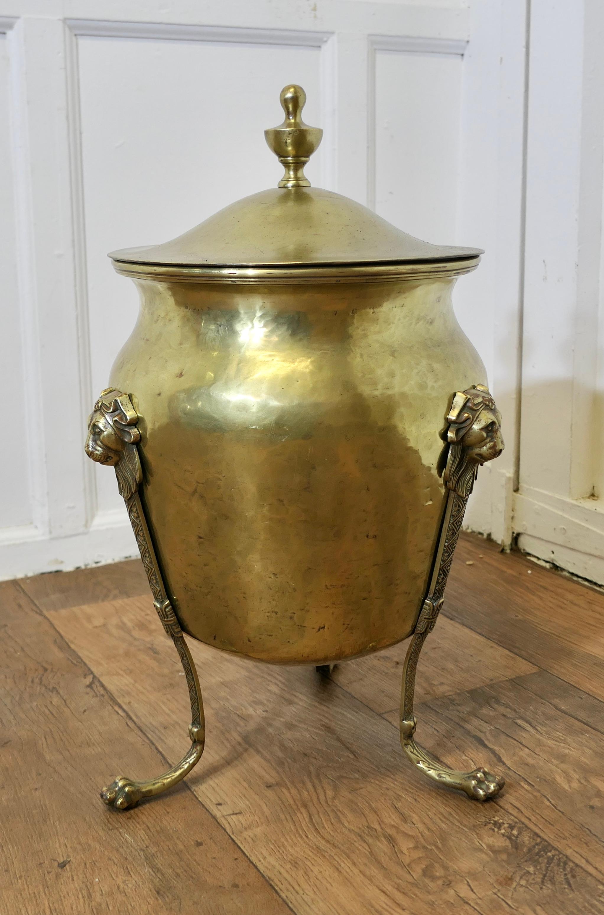 Cestino per tronchi con maschera di leone rivestito in ottone del XIX secolo con coperchio

Si tratta di un bidone per tronchi o carbone in ottone rivestito di qualità superiore, con una struttura pesante e 3 gambe decorative a forma di maschera di