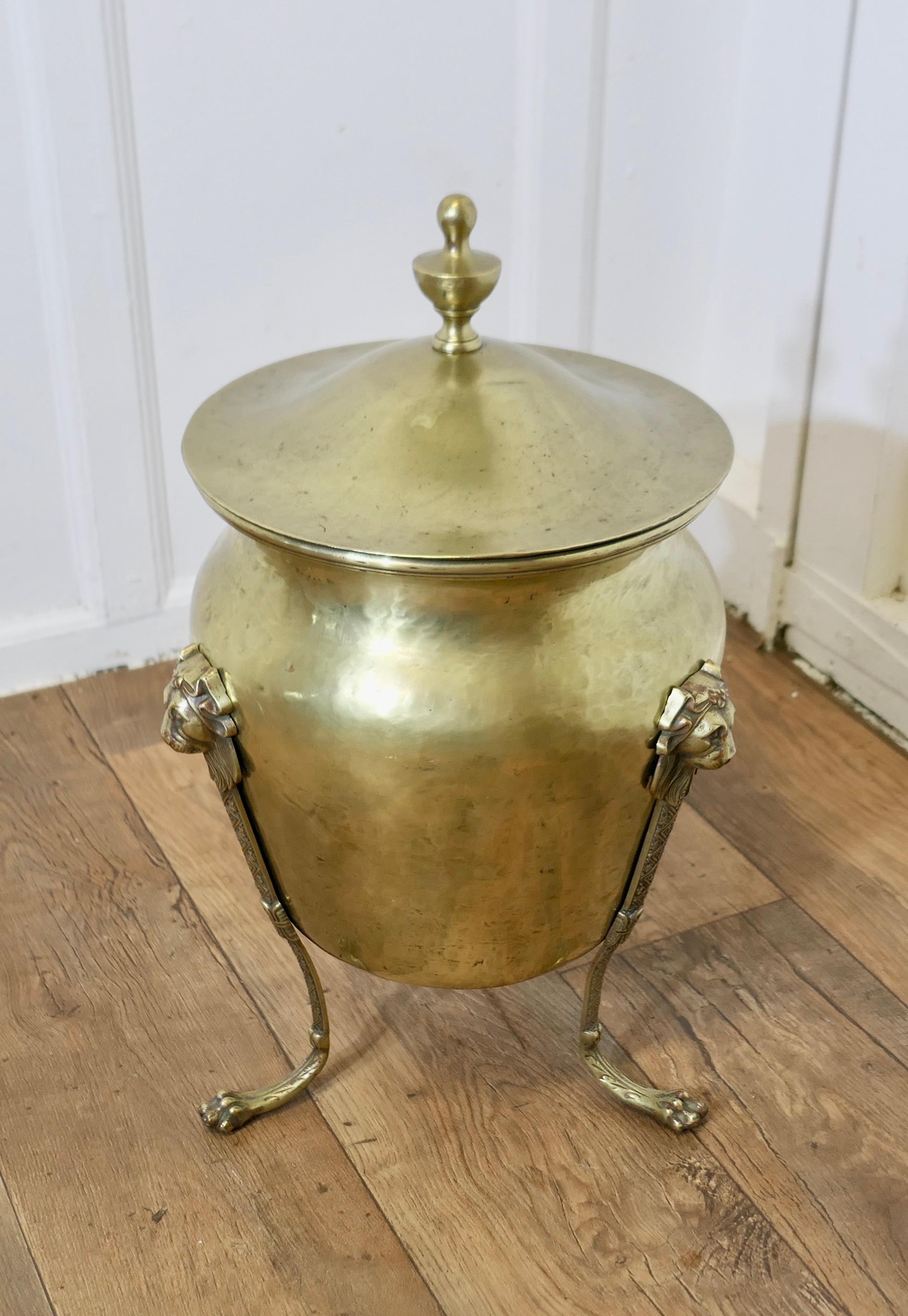 Cestino per tronchi con maschera di leone rivestito in ottone del XIX secolo con coperchio  Si tratta di una qualità superiore In condizioni buone in vendita a Godshill, Isle of Wight