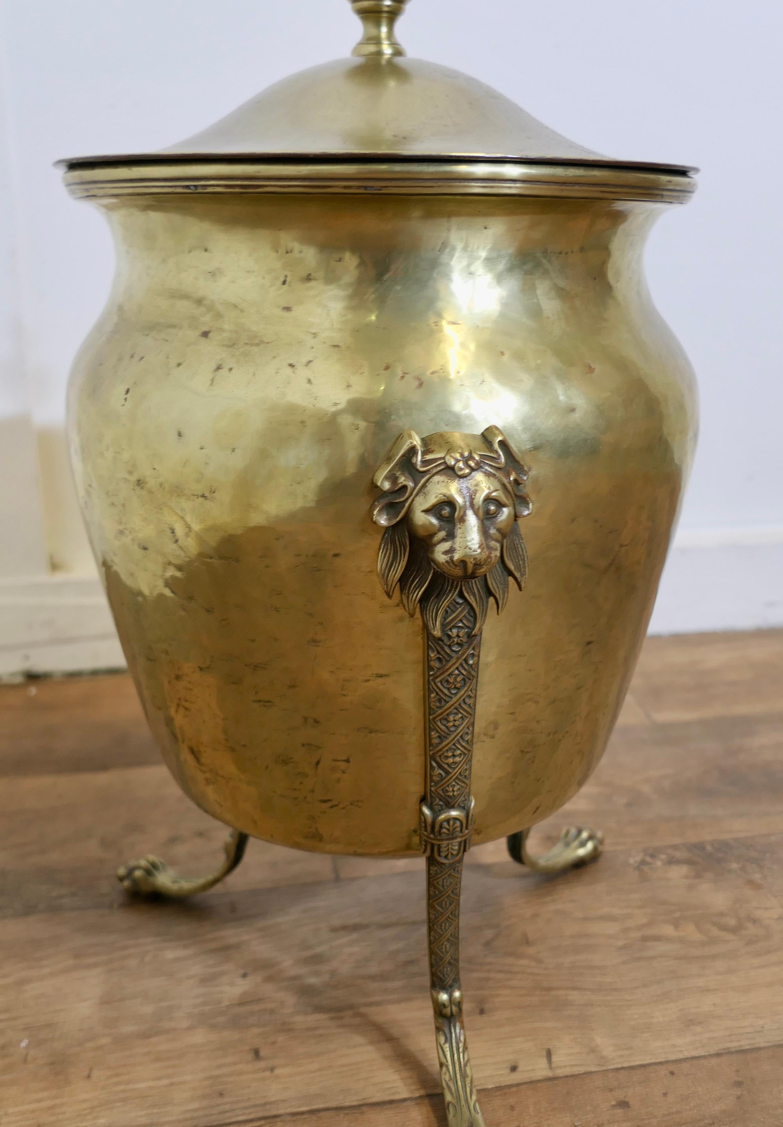 Fine XIX secolo Cestino per tronchi con maschera di leone rivestito in ottone del XIX secolo con coperchio  Si tratta di una qualità superiore in vendita