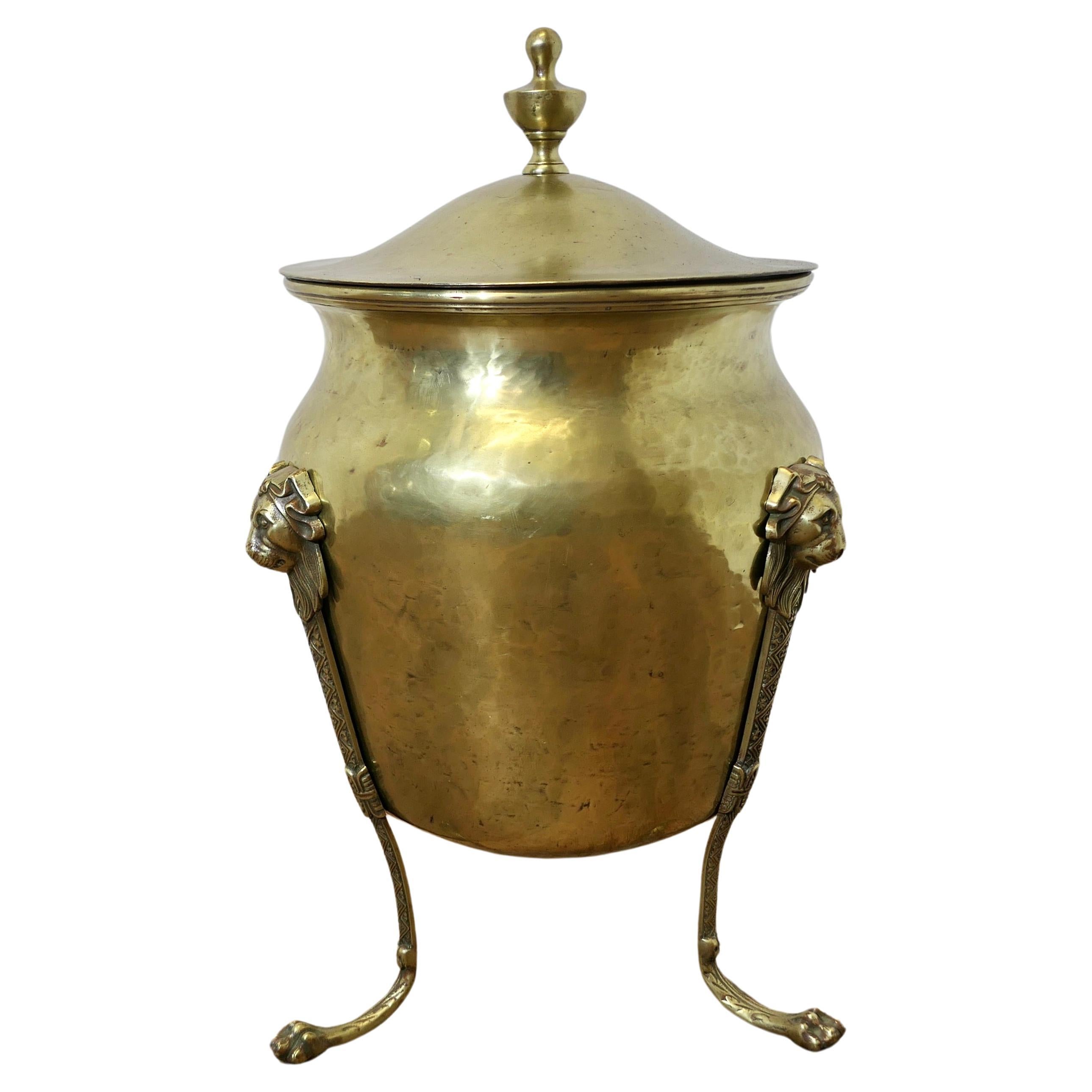 Cestino per tronchi con maschera di leone rivestito in ottone del XIX secolo con coperchio  Si tratta di una qualità superiore in vendita