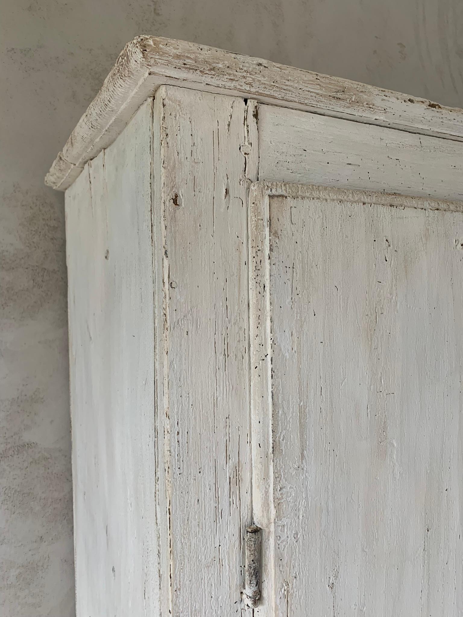 19th century linnen cupboard in original white paint For Sale 3