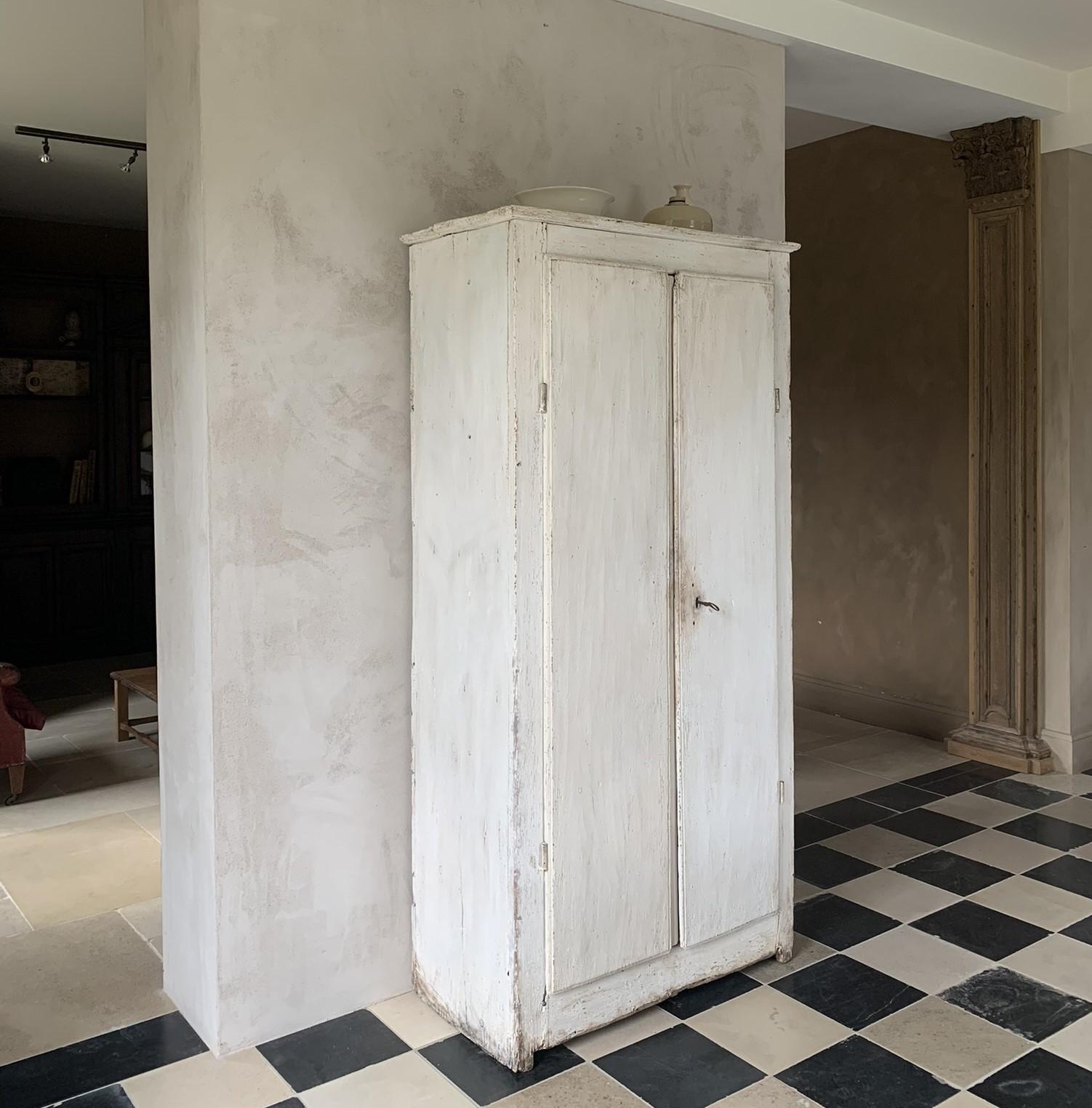 Italian 19th century linnen cupboard in original white paint For Sale