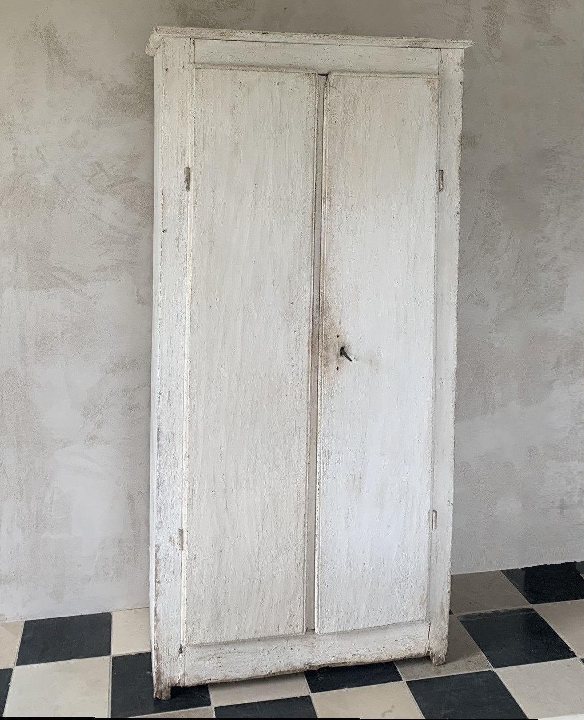 19th century linnen cupboard in original white paint For Sale 2