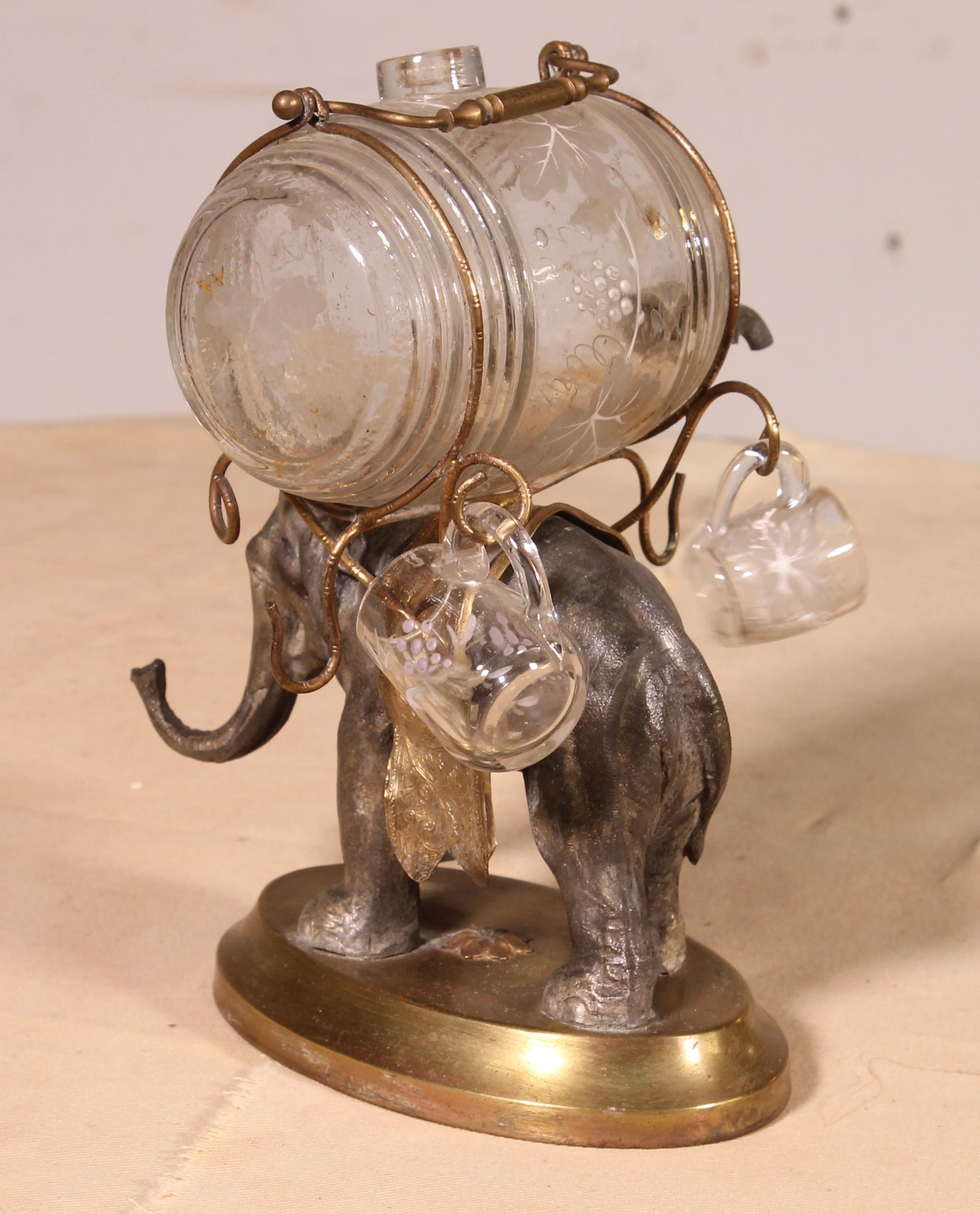 Jolie petite cave à liqueurs de la seconde moitié du 19ème siècle d'inspiration orientaliste.
Petit éléphant reposant sur un socle. Sur son dos, un petit tonneau qui devait contenir de la liqueur avec son robinet et deux petits verres.

Très belle