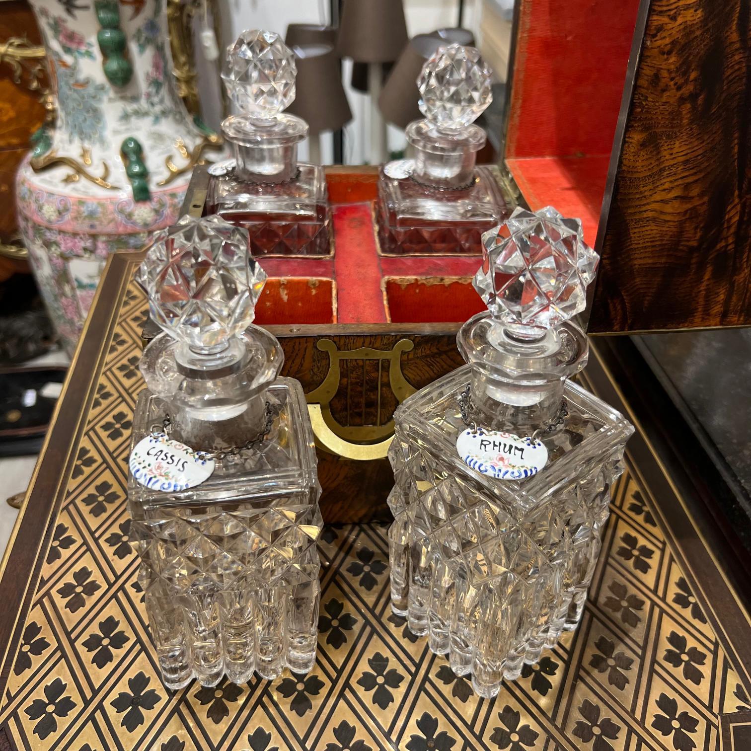 Likörschrank mit Original-Kristallglaswarenschrank aus dem 19. Jahrhundert  (Französisch) im Angebot
