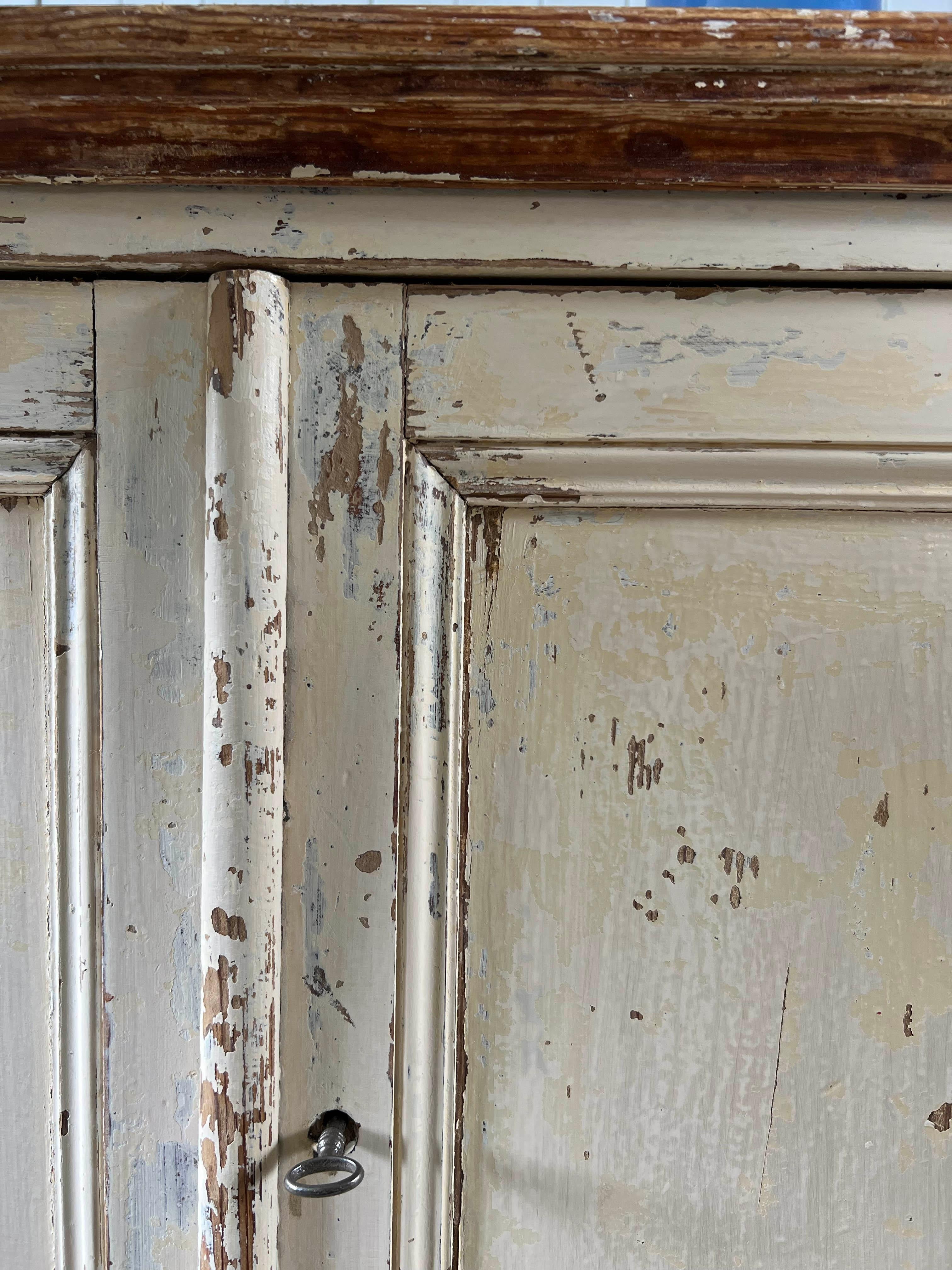Kleines französisches cremefarbenes Sideboard aus dem 19. im Zustand „Gut“ im Angebot in Cirencester, GB