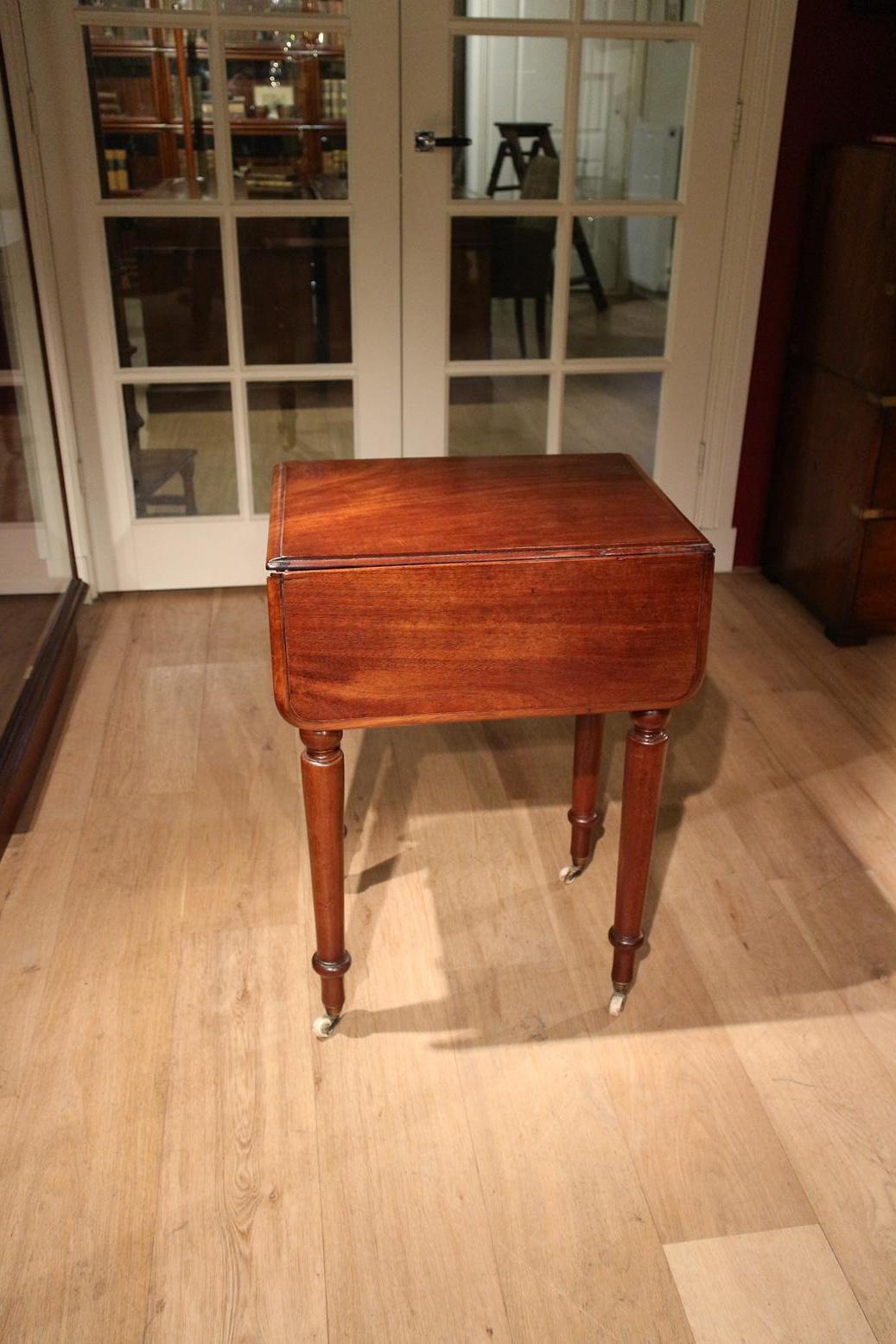 Victorian 19th Century Little Mahogany Pembroke Table with 2 Drawers