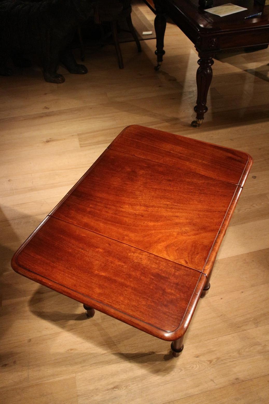 British 19th Century Little Mahogany Pembroke Table with 2 Drawers