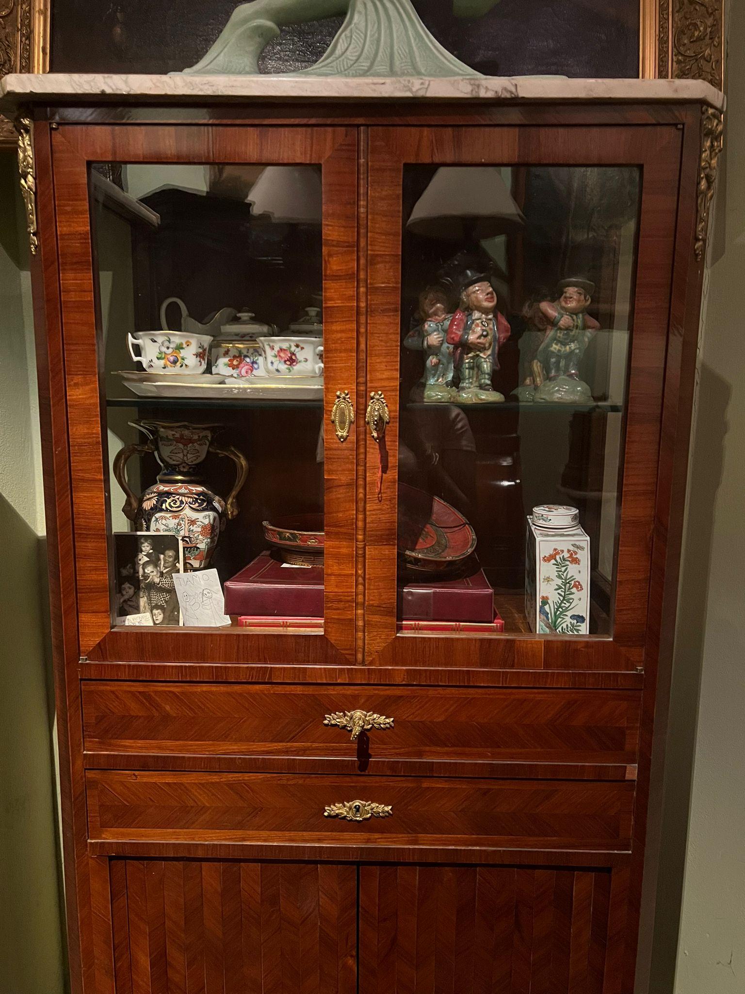 Eleganter Vitrinenschrank, Napoleon III. Das Möbelstück hat im unteren Teil Schiebetüren und im mittleren Teil zwei Schubladen. Im oberen und seitlichen Teil befinden sich zwei Glastüren und im Obergeschoss ist ein Marmor in weißen Farbtönen zu