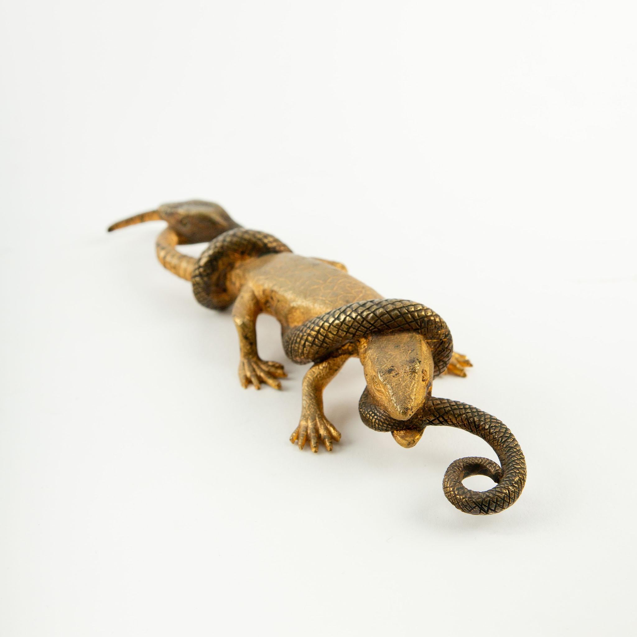 Français Lézard et serpent du 19e siècle : Le combat de la Nature capturé en bronze doré en vente