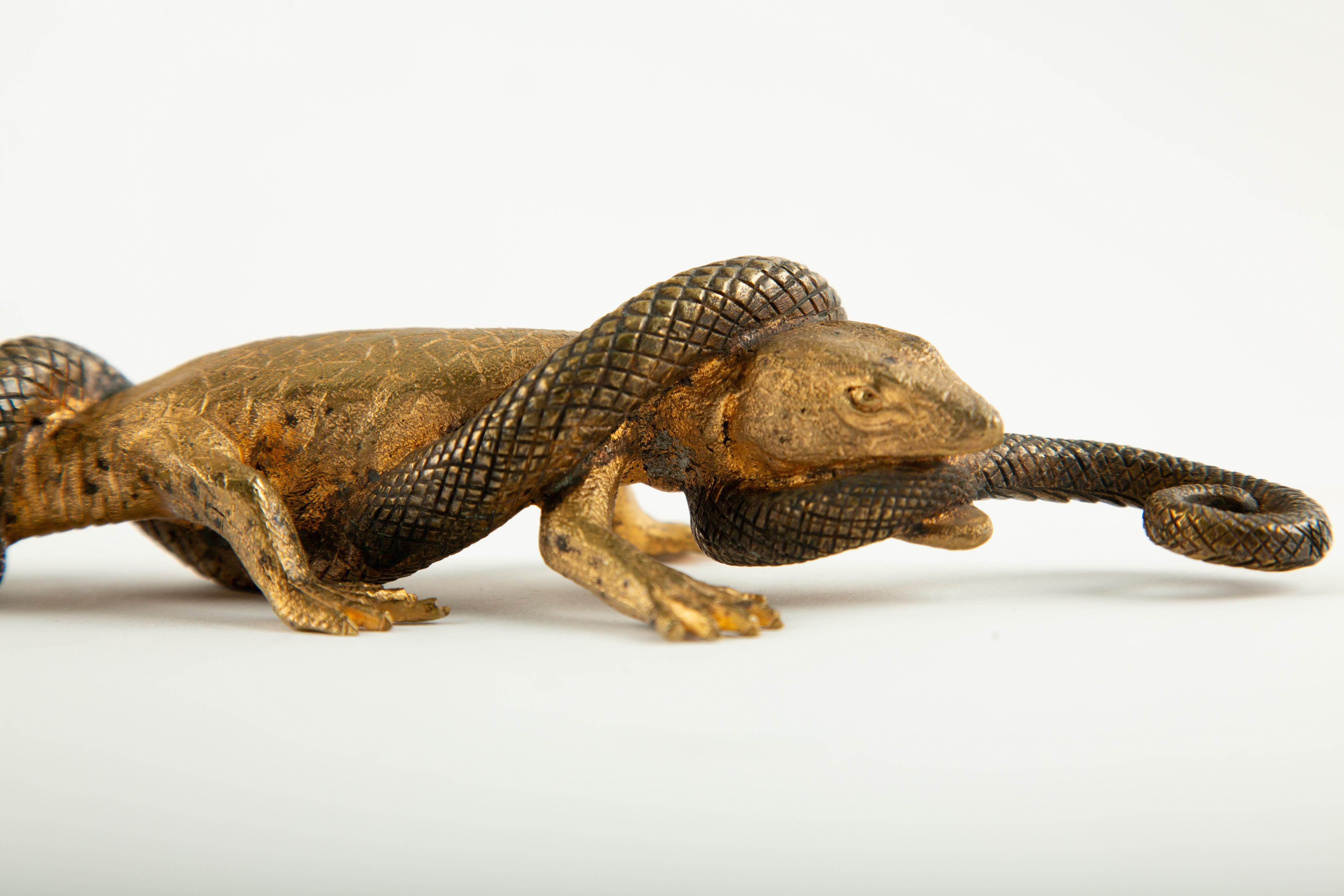 Lézard et serpent du 19e siècle : Le combat de la Nature capturé en bronze doré Excellent état - En vente à New York, NY