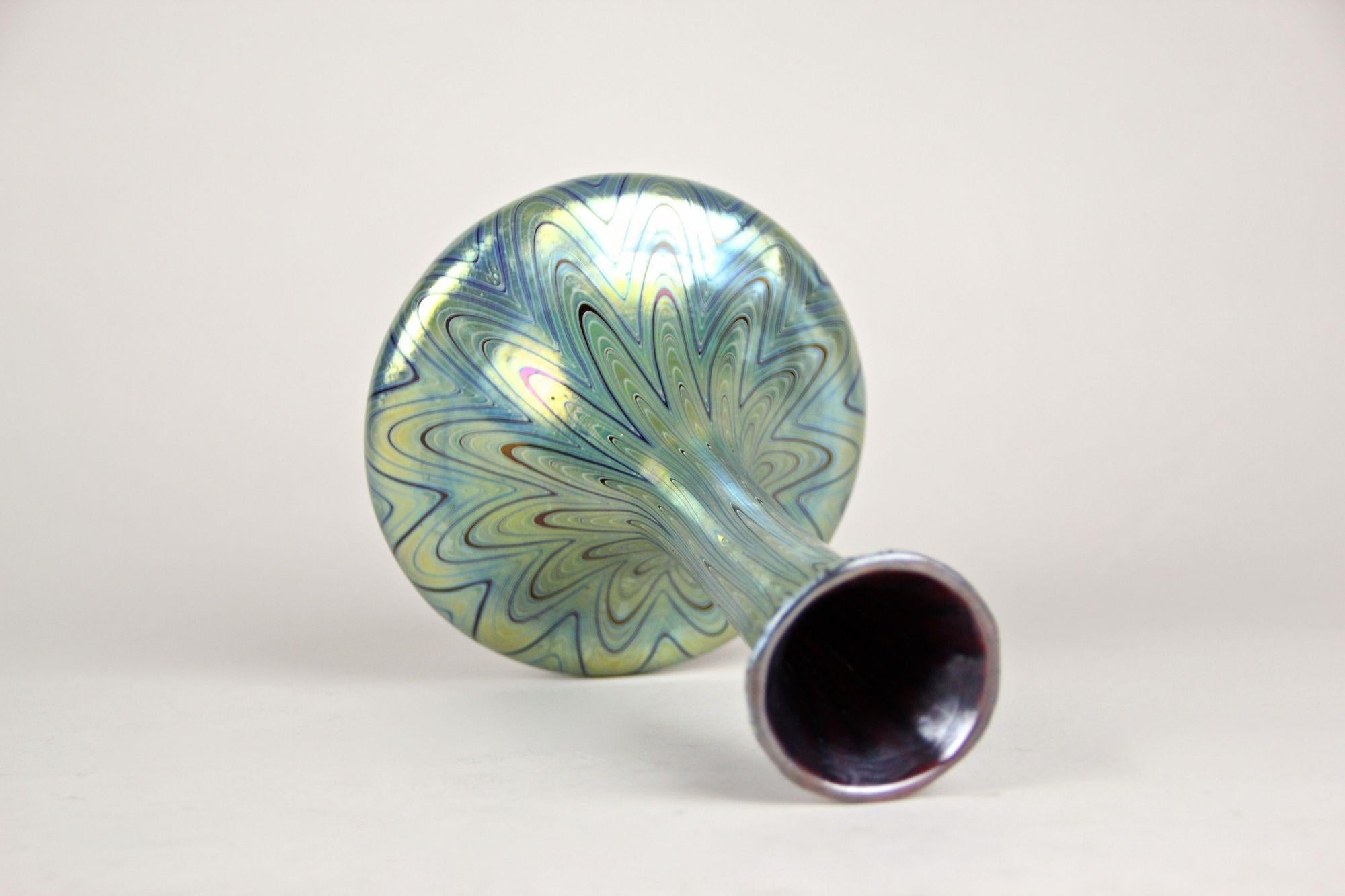 Vase en verre Loetz Glass du XIXe siècle - Rubin Phänomen Genre 6893, CZ ca. 1899 en vente 4
