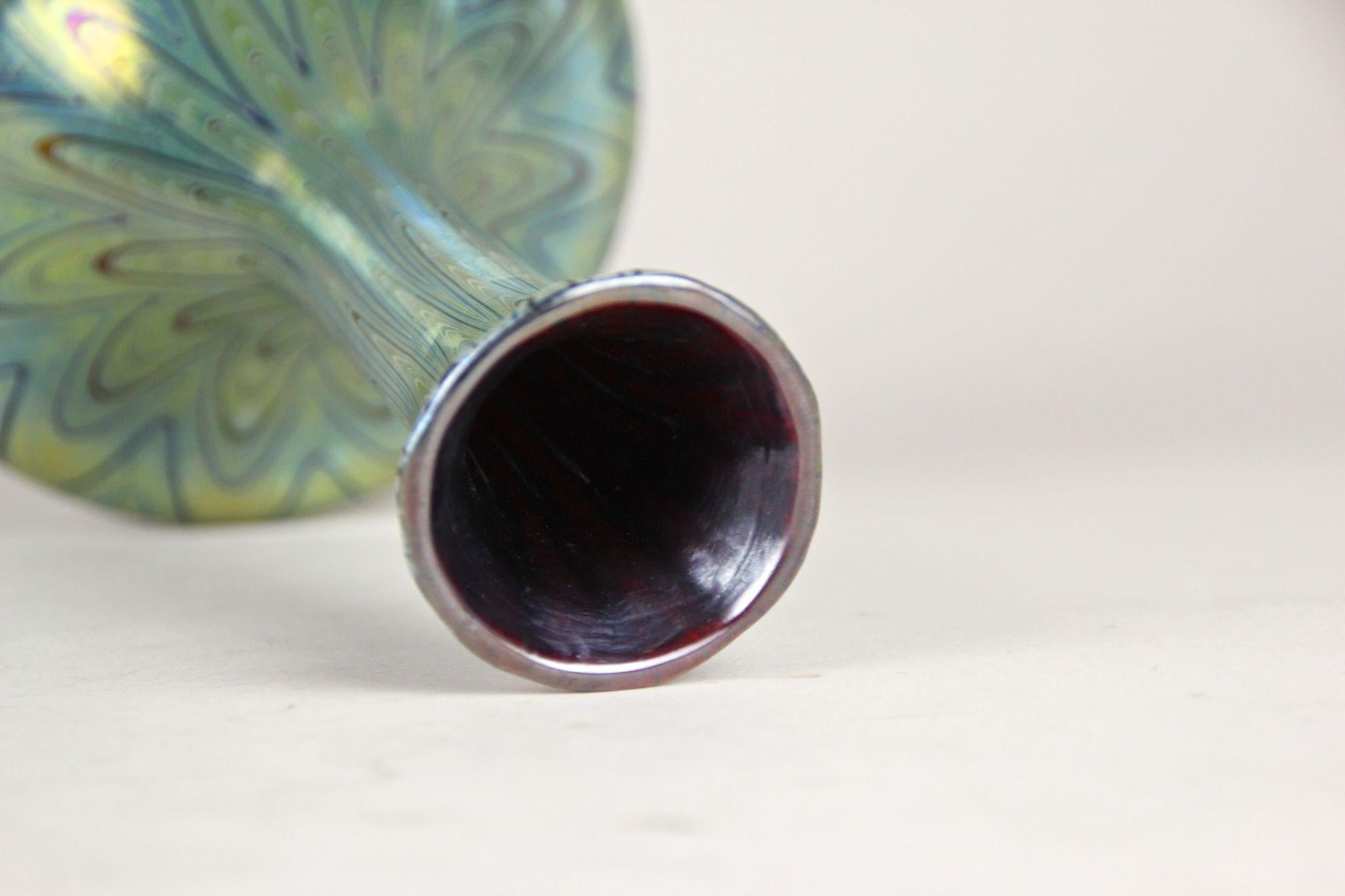 Vase en verre Loetz Glass du XIXe siècle - Rubin Phänomen Genre 6893, CZ ca. 1899 en vente 5