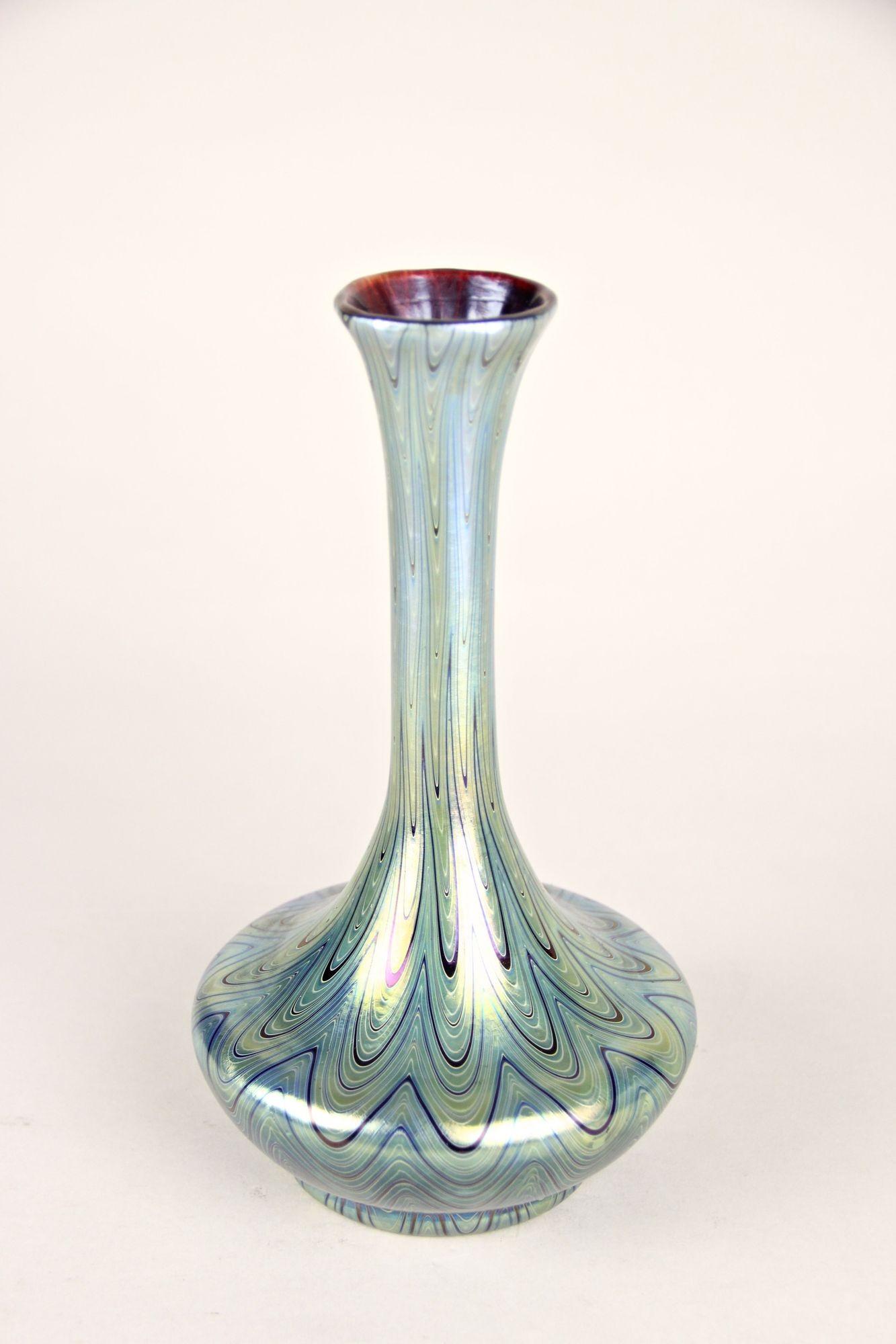 Rare vase en verre Loetz Witwe à décor Rubin Phänomen Genre 6893 provenant du célèbre atelier de Klostermuehle/ Bohemia vers 1899. Ce décor très précoce montre une enveloppe rouge rubis, au-dessus de laquelle incolore, surface presque entièrement