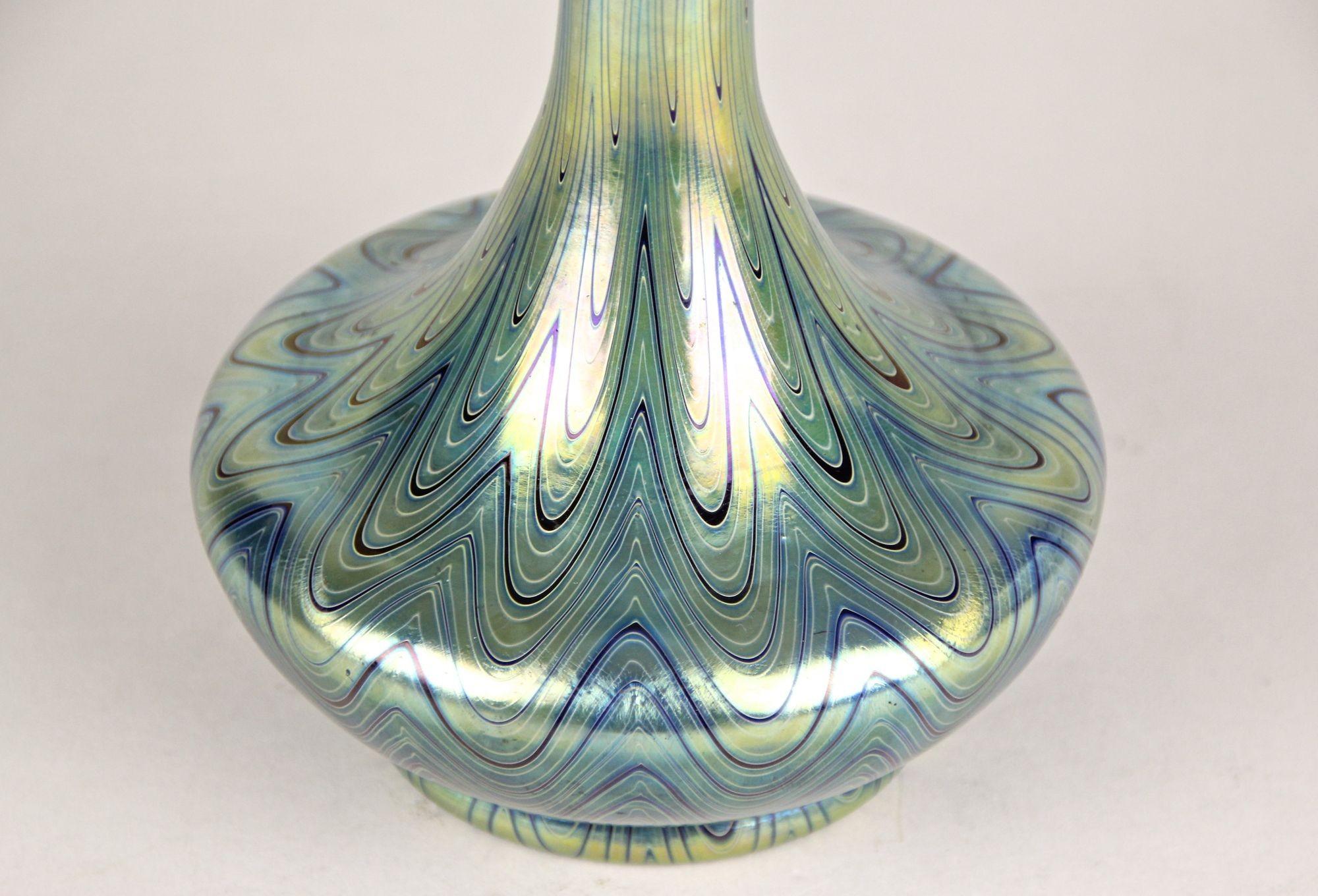 Tchèque Vase en verre Loetz Glass du XIXe siècle - Rubin Phänomen Genre 6893, CZ ca. 1899 en vente