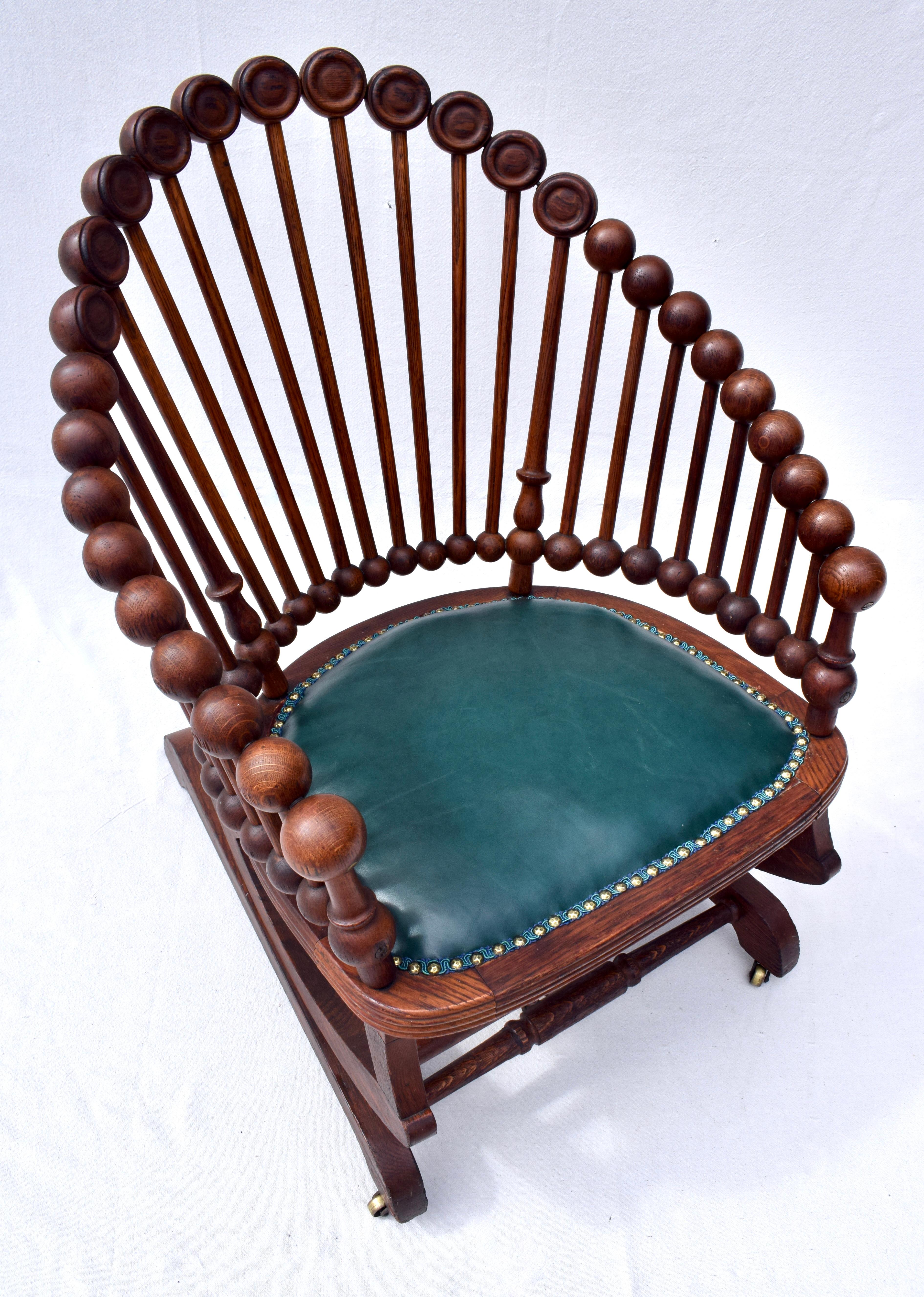 Exceptionnelle chaise à bascule Lollipop en chêne sculpté par George Hunzinger à la fin du 19ème siècle. Le mécanisme de bascule breveté Huntzinger en acier et à ressorts est parfaitement intact, de même que le padding d'origine de l'assise,