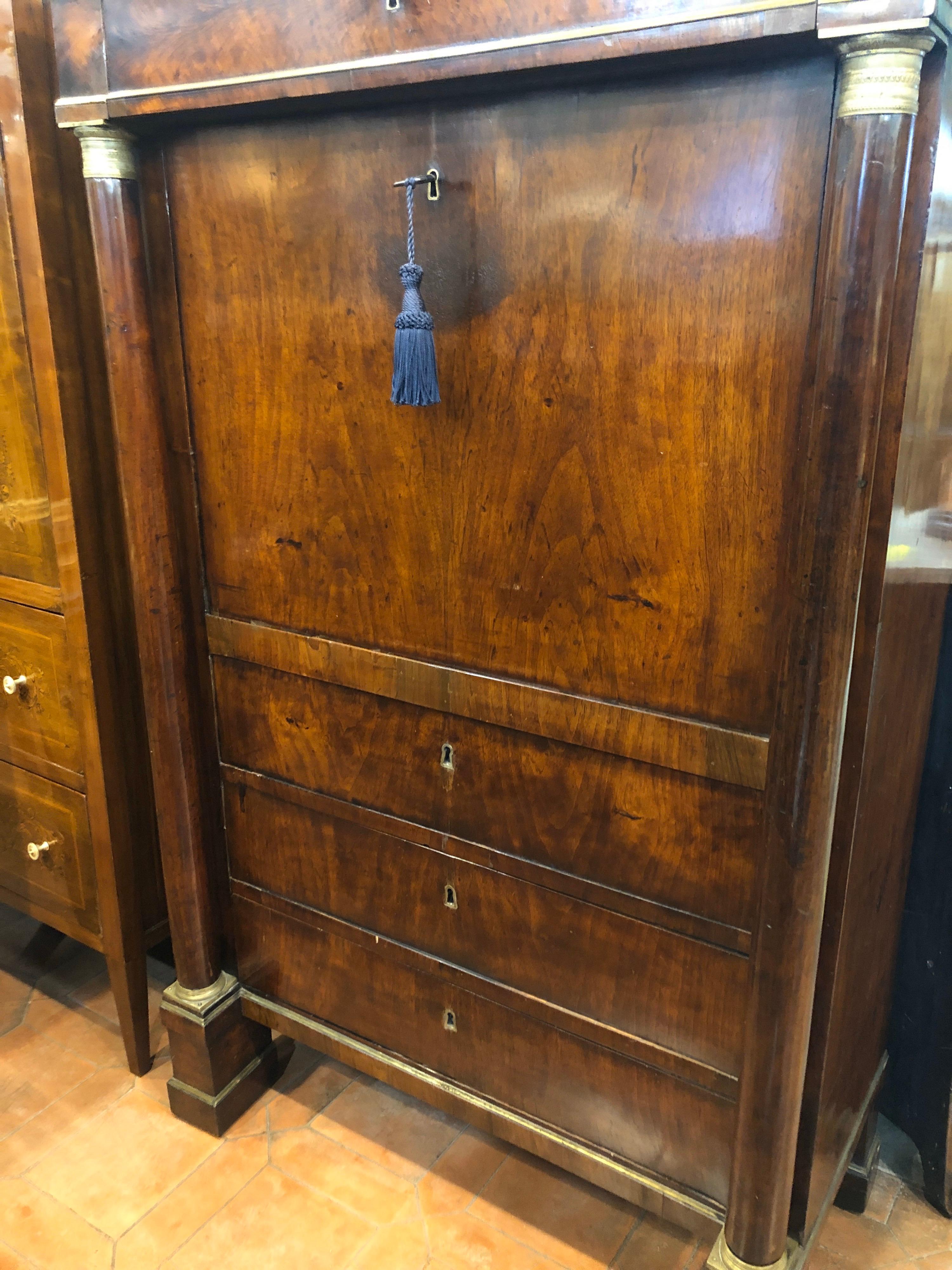 Rare example of Secretaire Lombard Empire, walnut structure, walnut veneer, gold metal applications, first quarter of the nineteenth century
There are three secrets of the mobile that will be revealed only to the final customer ... very difficult