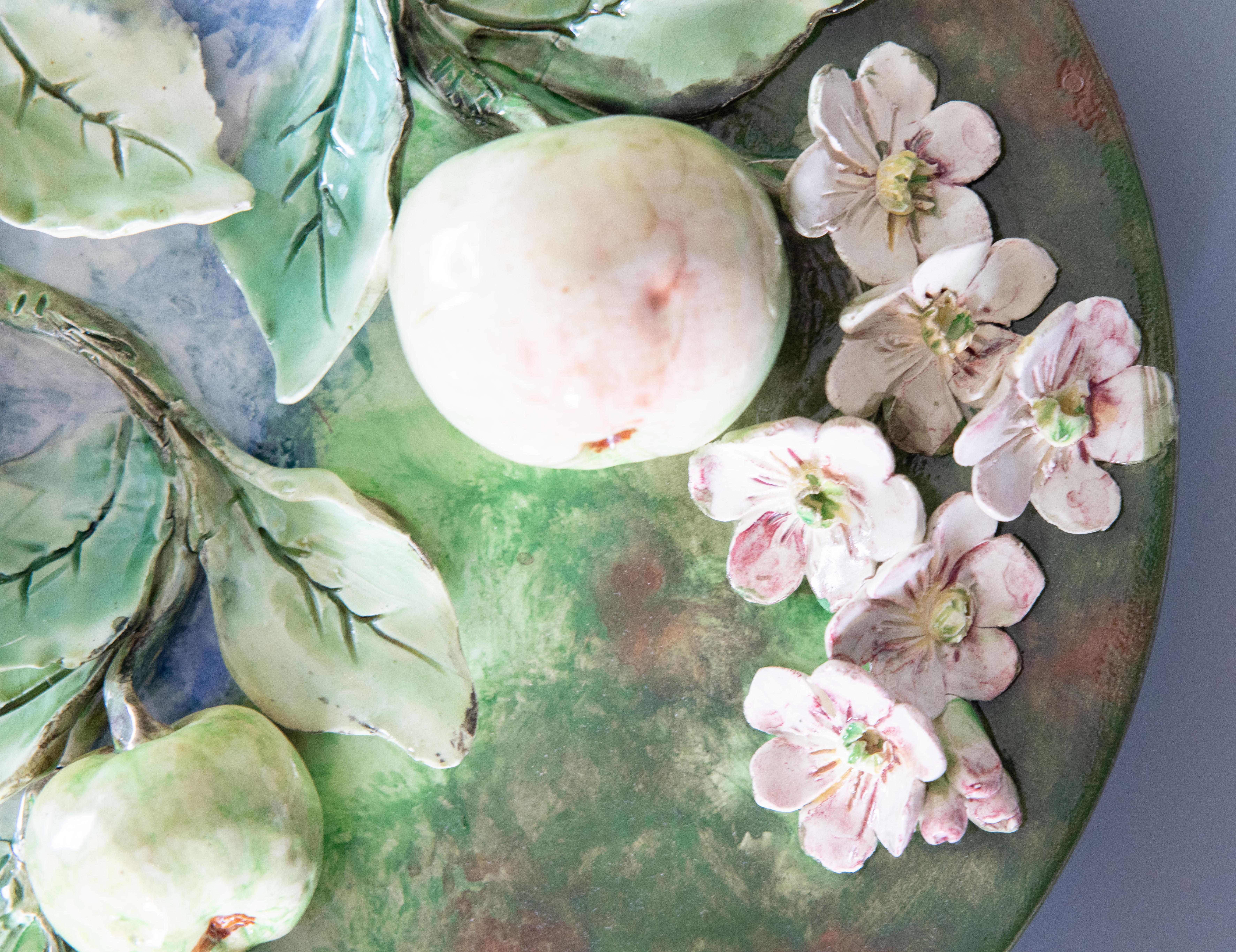 A fine faience earthenware dish with polychrome high relief apples. Longchamp, 19th century.
