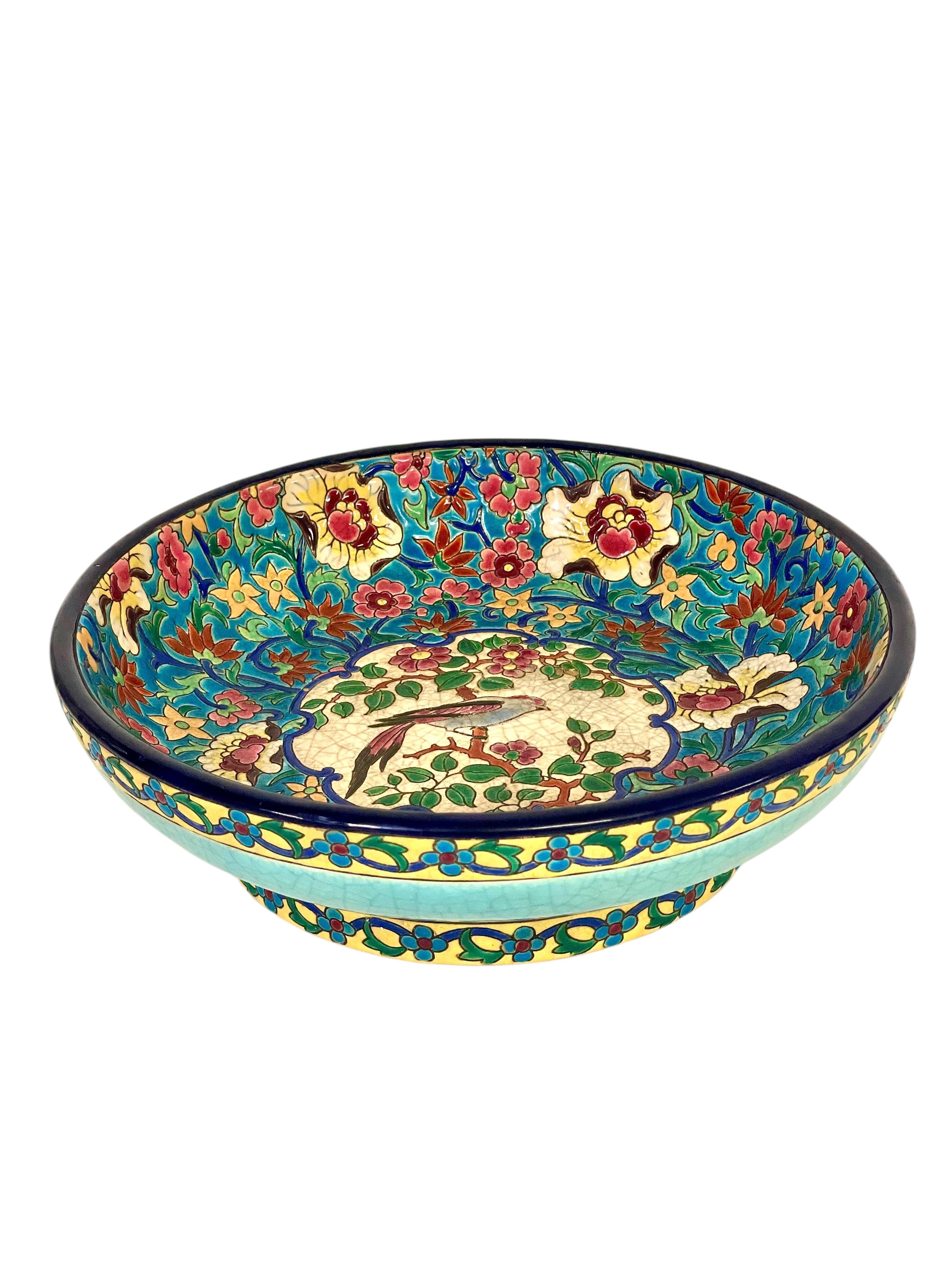 Questa ciotola è uno splendido esempio di artigianato ceramico di Longwy, rinomato per la sua vibrante decorazione a smalto in stile cloisonné. Longwy, un'azienda francese produttrice di ceramiche fondata nel 1798, è famosa per la sua esclusiva arte