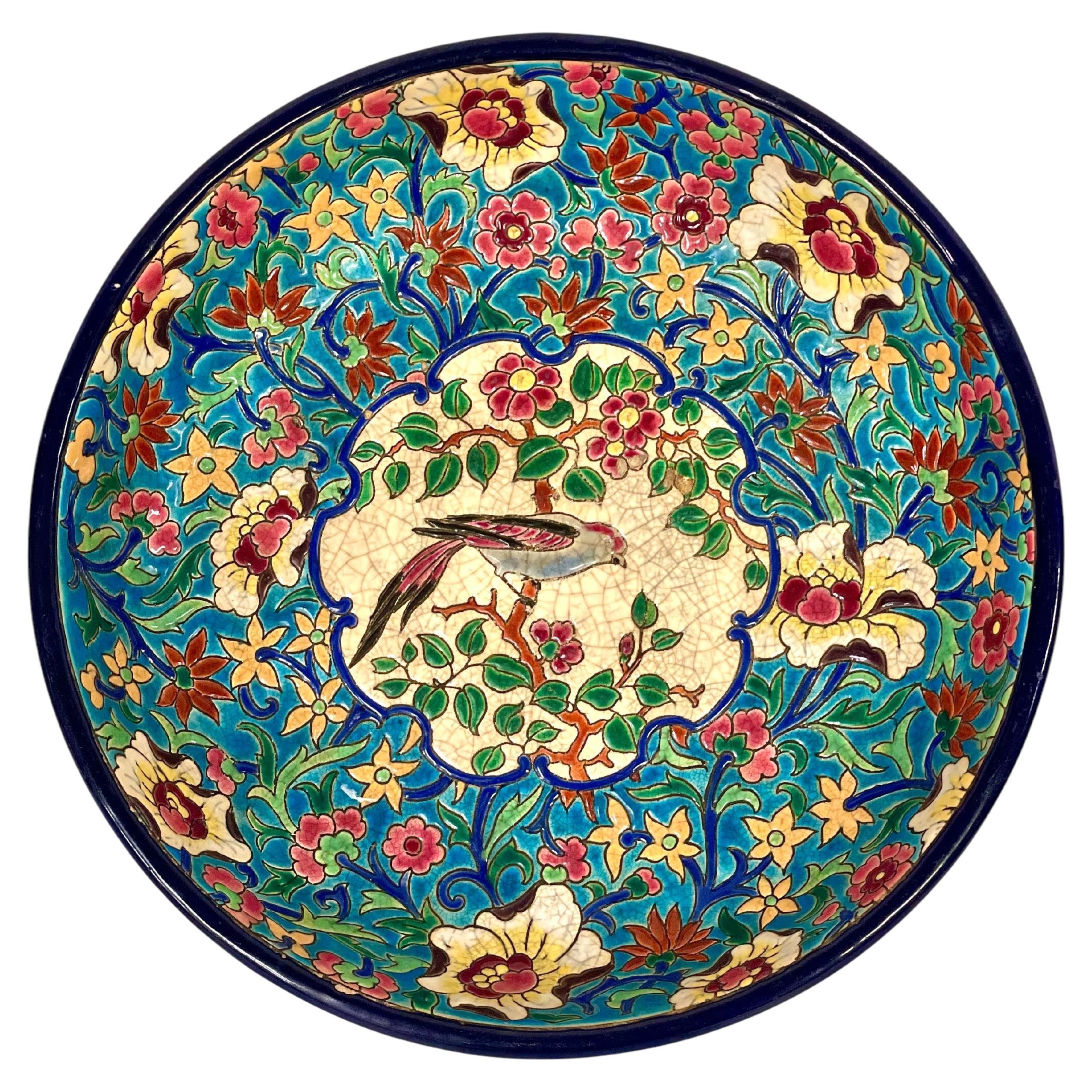 Gran cuenco esmaltado Longwy del siglo XIX con motivos florales y pájaros