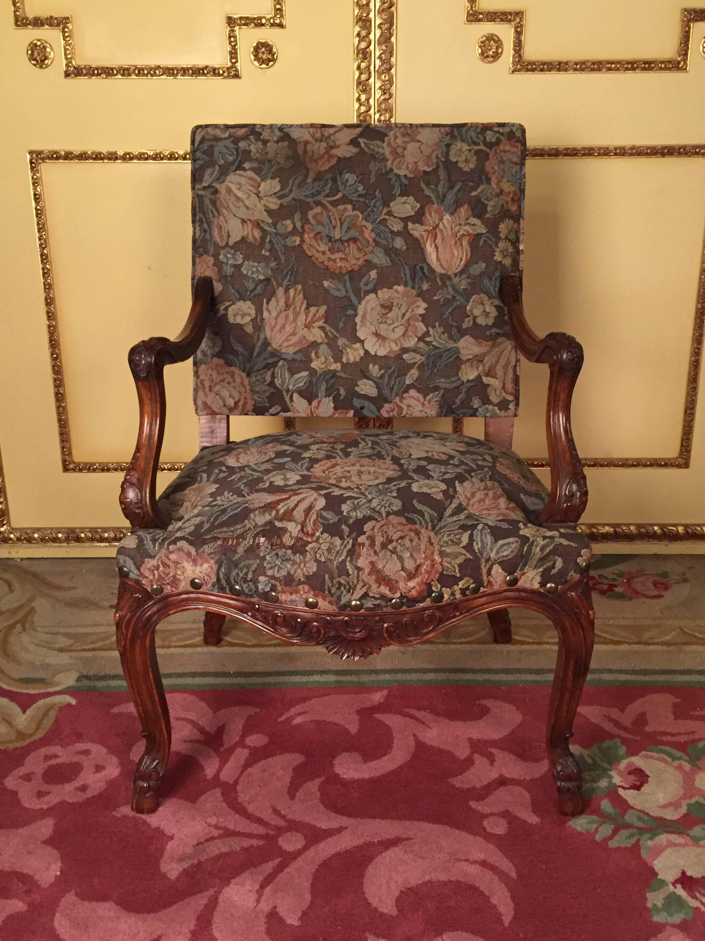 Recessionary armchair from the Neo Barrock period.

Very fine carved and high quality. Fabric cover with floral pattern.


(C-136).