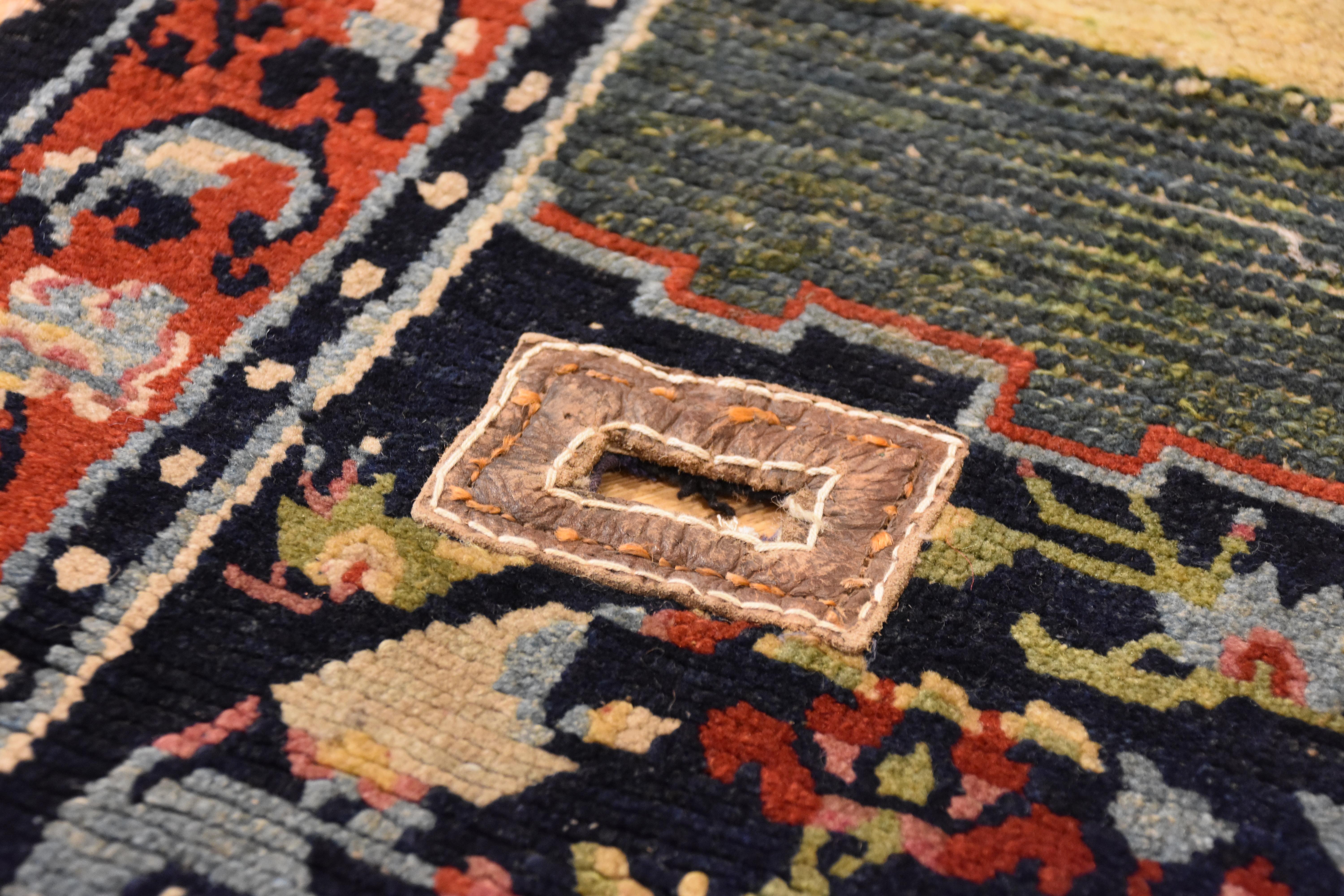 Tibetischer Teppich mit Pfingstrosenblumen-Medaillons in Blau, Grün und Rot mit Sattelpferd aus dem 19. Jahrhundert im Zustand „Gut“ im Angebot in Firenze, IT