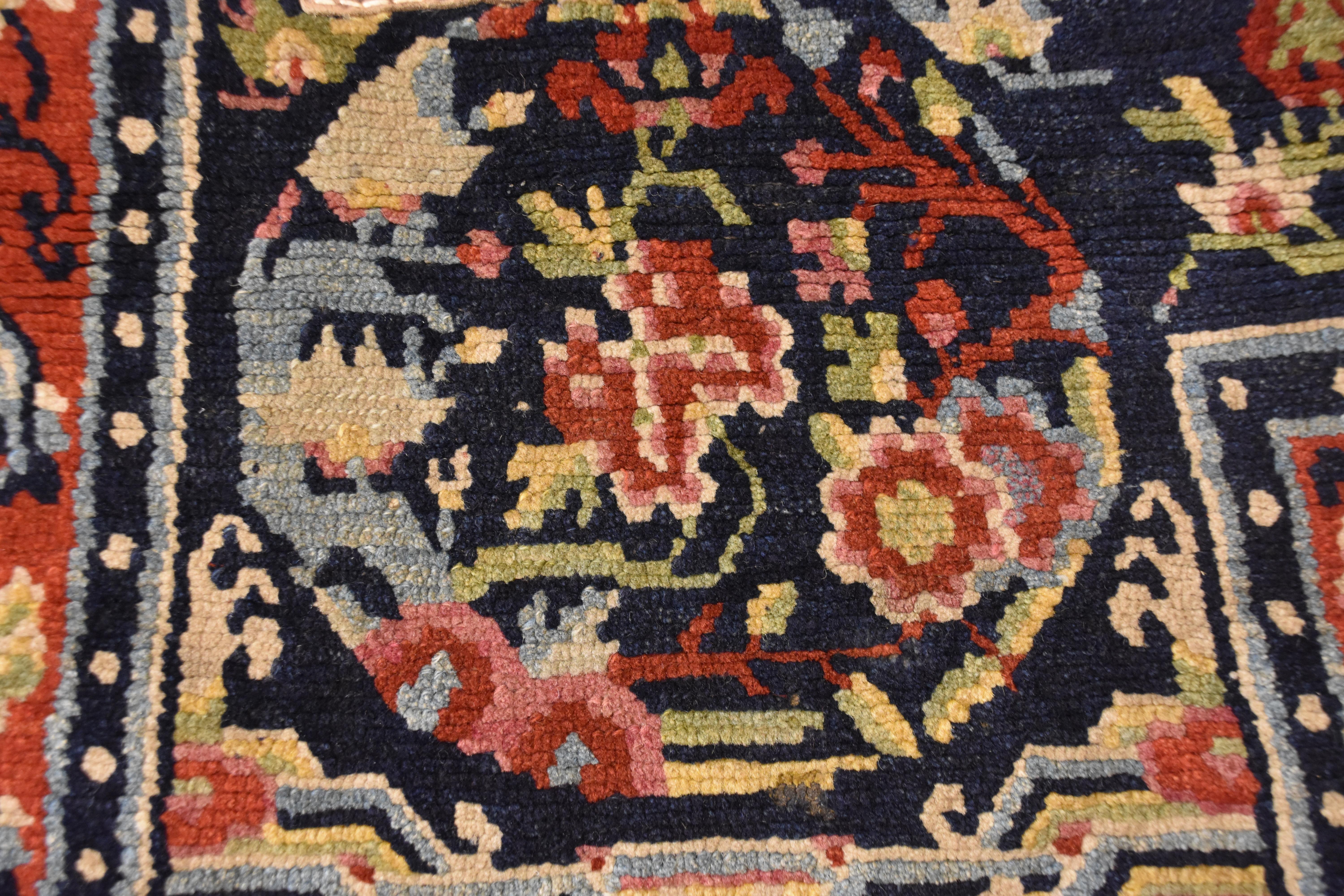Siglo XIX Medallones de flores de peonía Azul Verde y Rojo Alfombra tibetana de caballo a caballo en venta 1