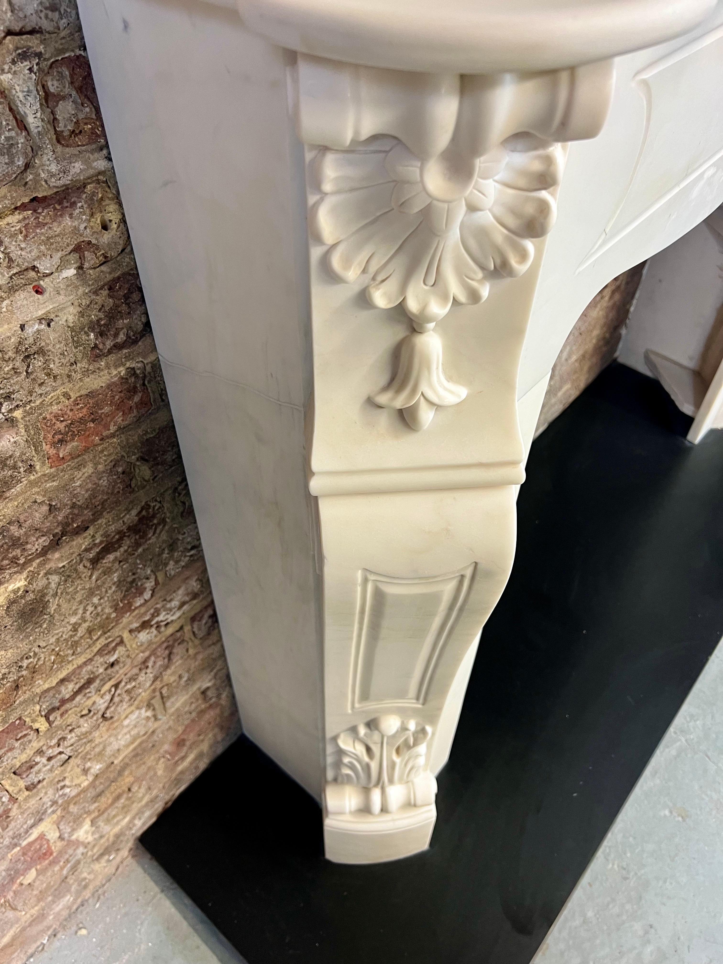 Camino in marmo Louis del XIX secolo 
Camino statuario in marmo bianco del XIX secolo 
Questo caminetto vittoriano in stile Luigi XV è scolpito a mano in marmo bianco statuario italiano con finitura levigata. 
Con le sue curve seducenti e le