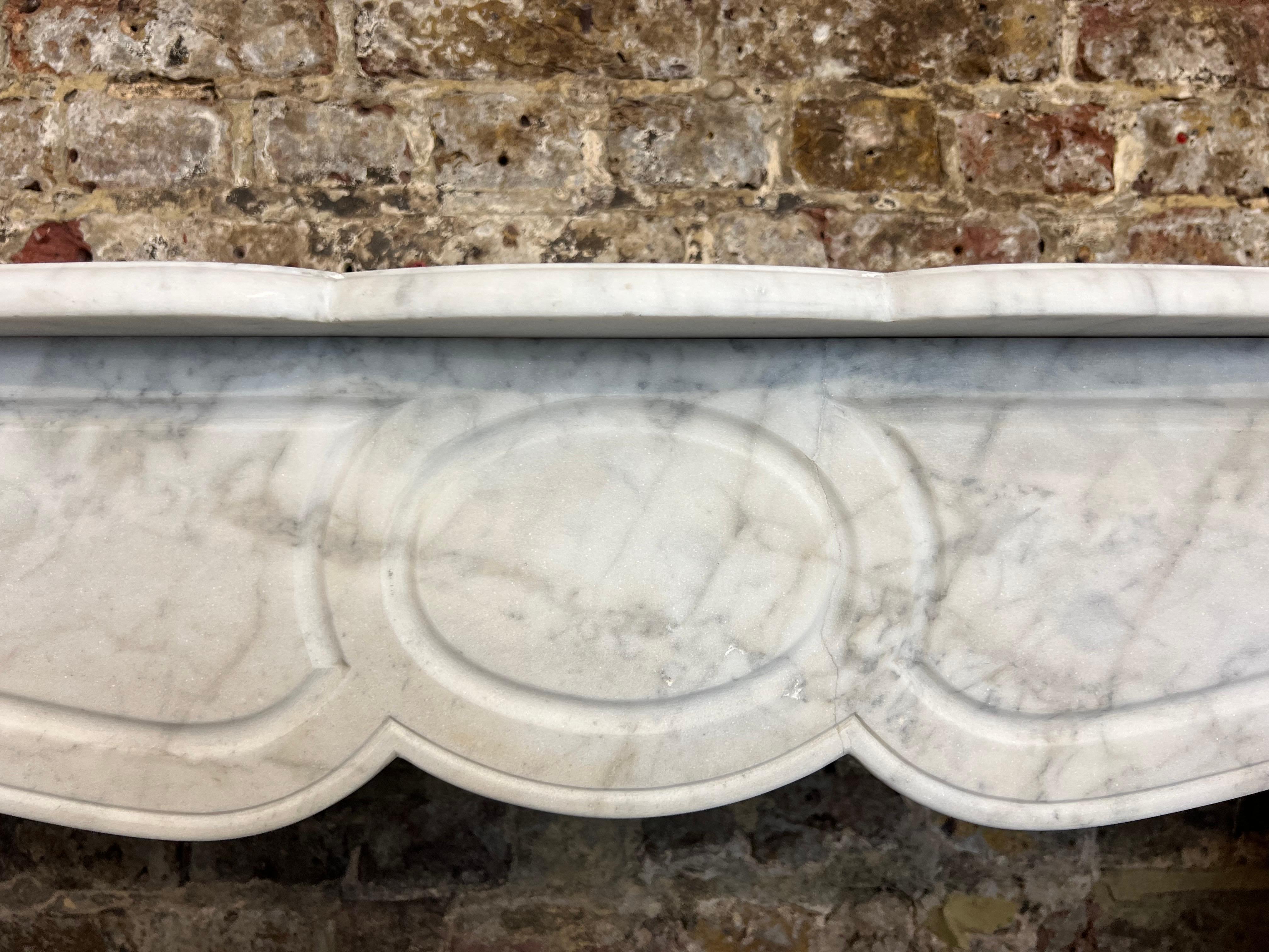 Caminetto Louis Petite in marmo di Carrara del XIX secolo in vendita 7