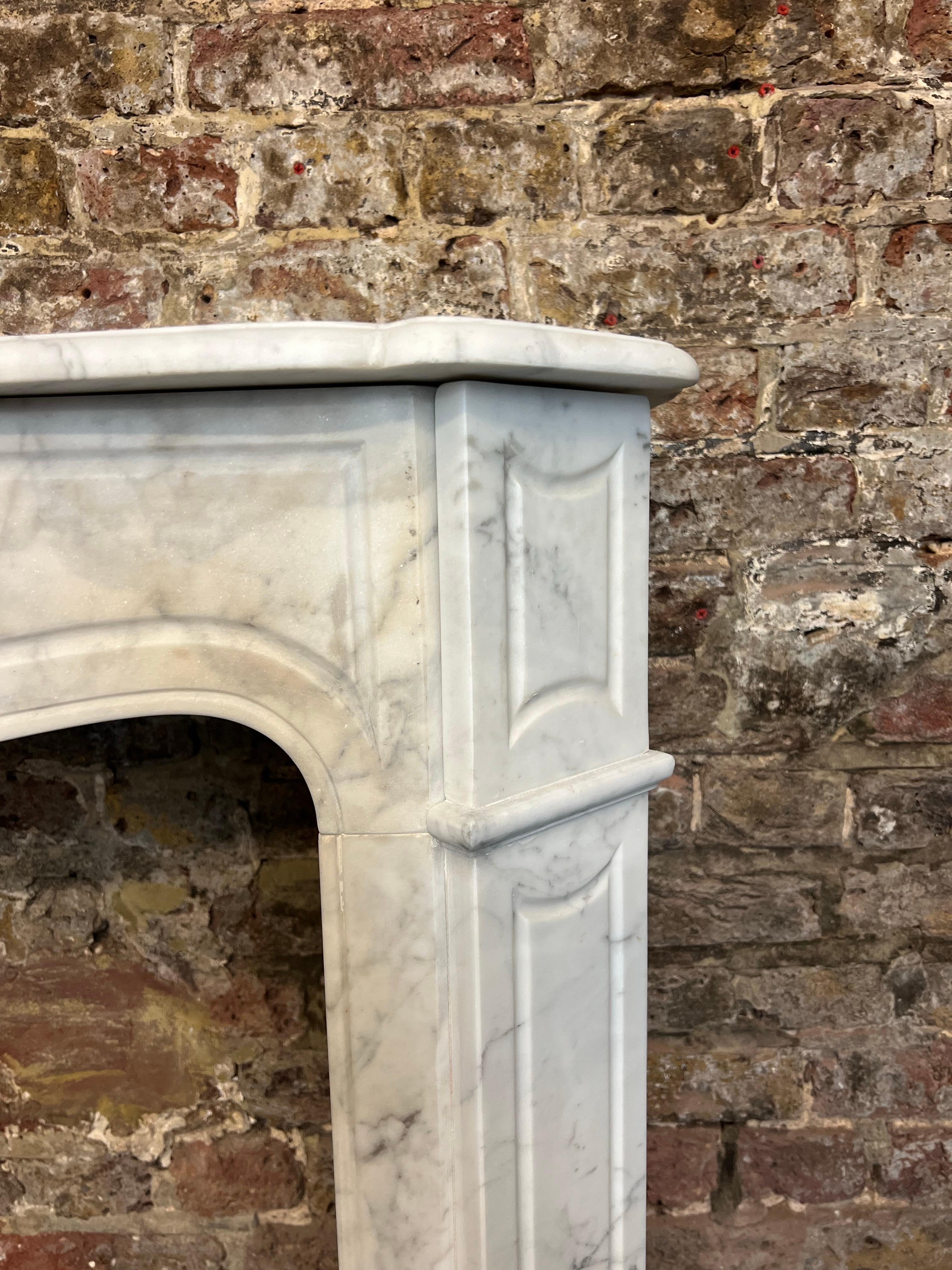 Caminetto Louis Petite in marmo di Carrara del XIX secolo.
Un autentico pezzo d'antiquariato inglese datato circa 1860. 
Cornice per caminetto Luigi XV Petite (Loira) di design francese realizzata in marmo italiano di Carrara levigato. 
Stipiti