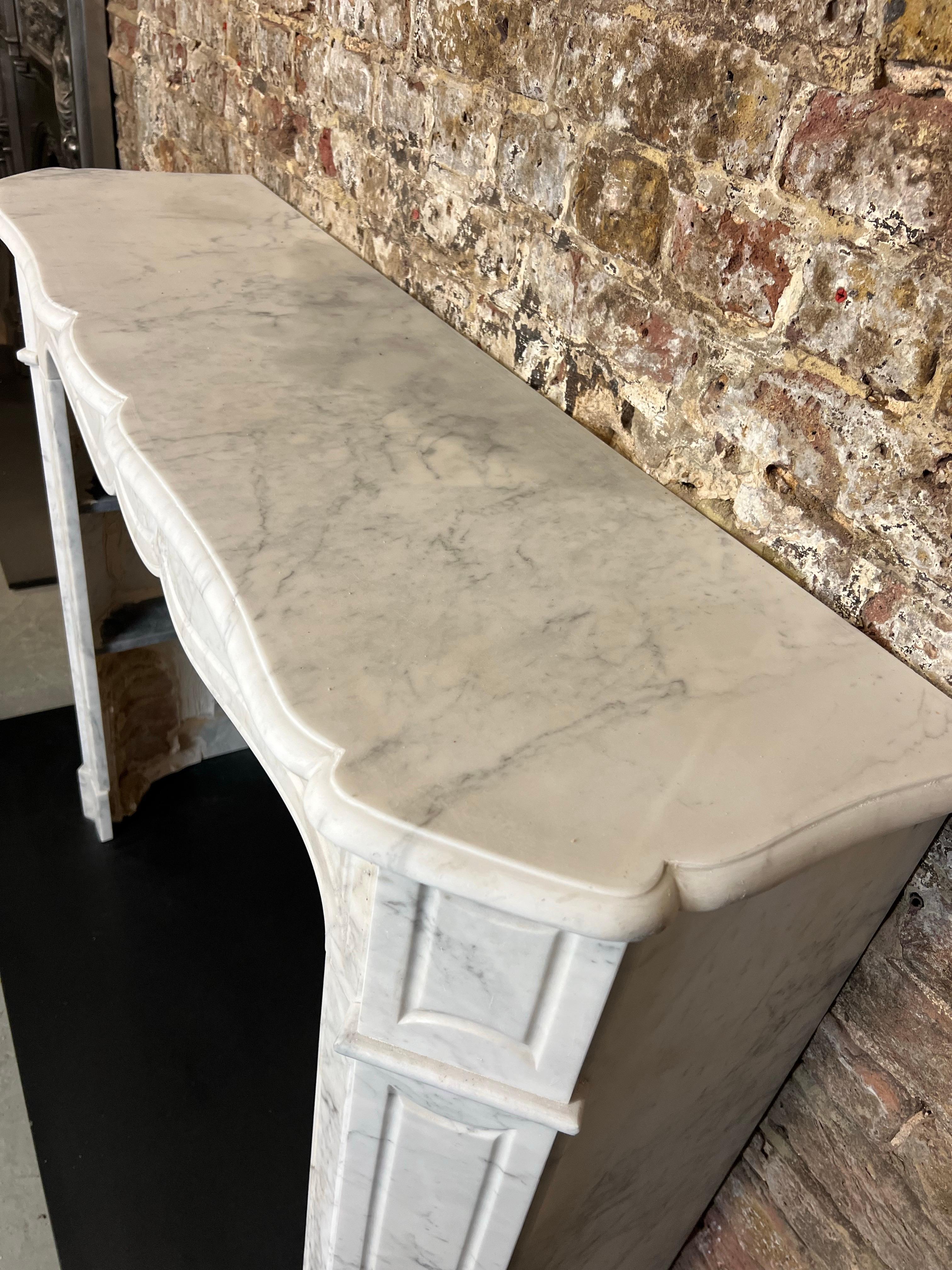 Vittoriano Caminetto Louis Petite in marmo di Carrara del XIX secolo in vendita