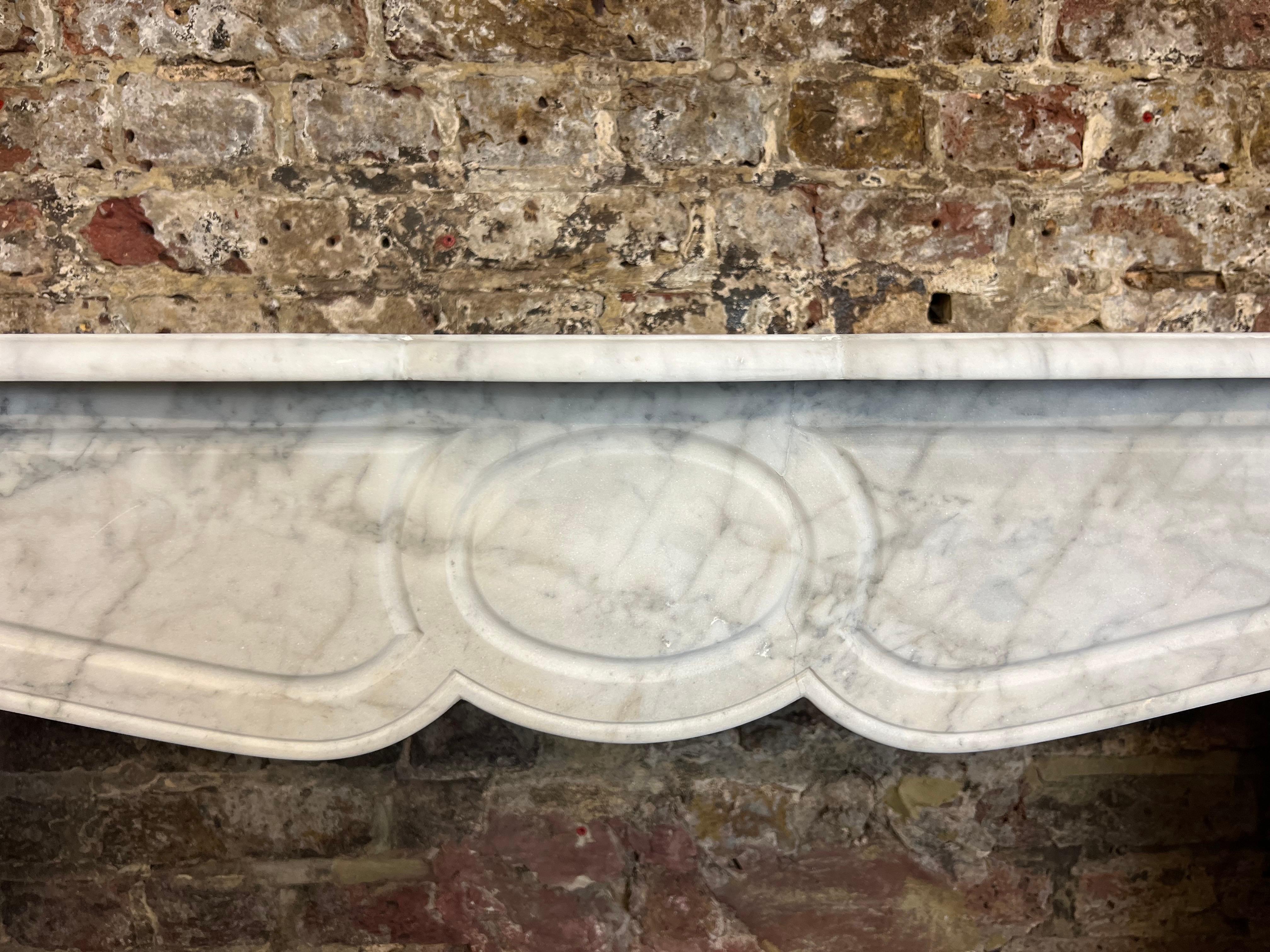 Caminetto Louis Petite in marmo di Carrara del XIX secolo in vendita 3
