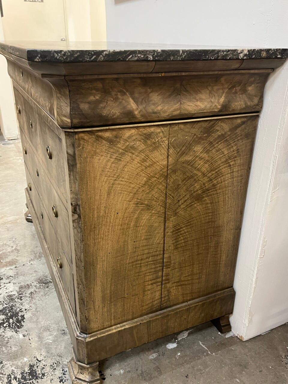 Commode à 4 tiroirs Louis Philippe du 19ème siècle avec dessus en marbre et en noyer.
La pièce a été remise à neuf et est prête à être placée.