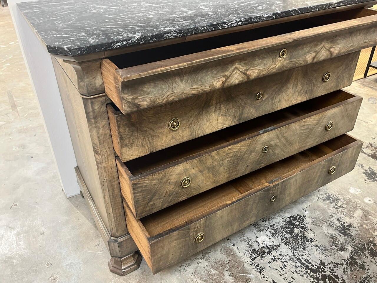 XIXe siècle Commode à 4 tiroirs Louis Philippe du 19ème siècle en vente