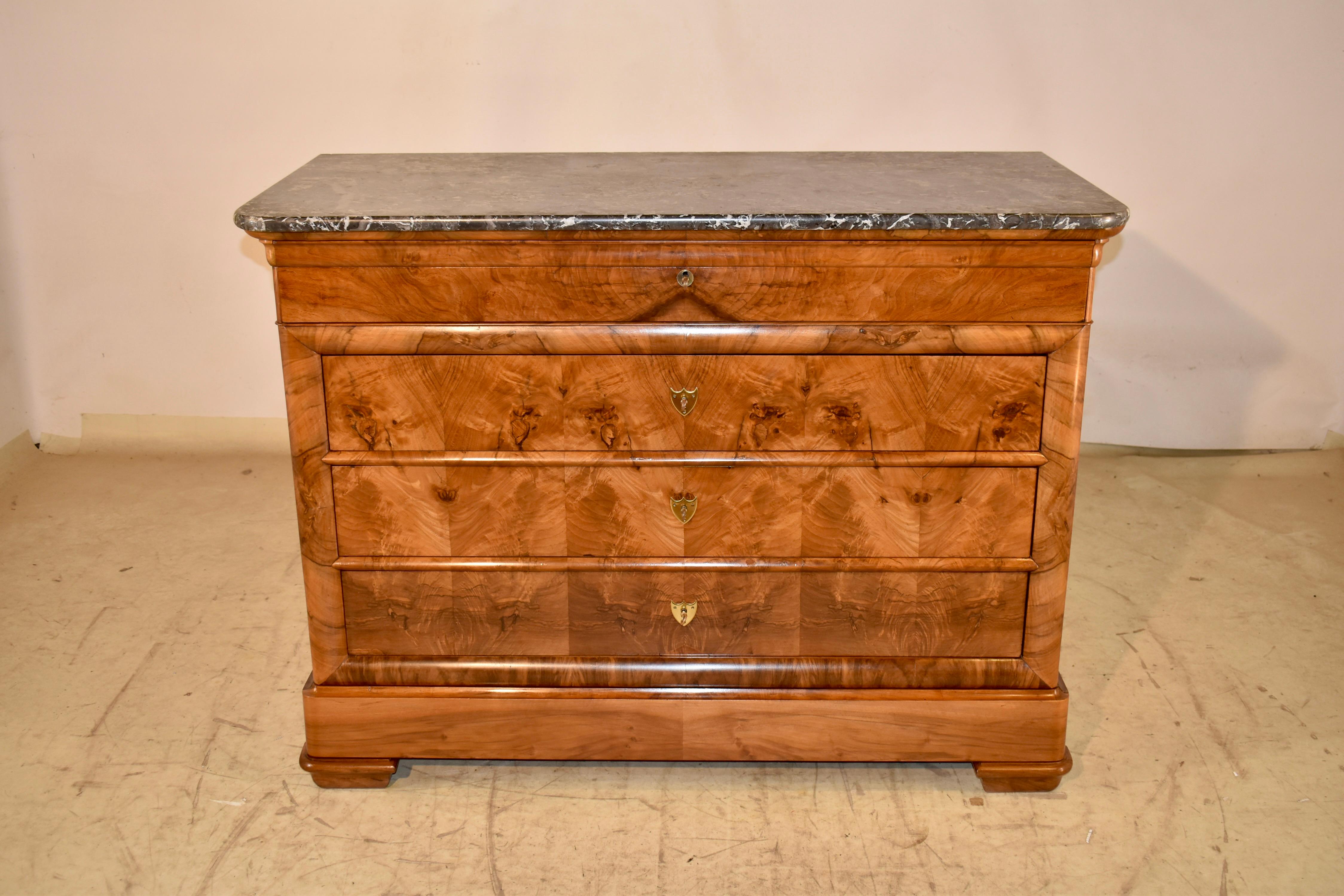 Splendida commode in noce del XIX secolo proveniente dalla Francia con un piano in marmo dalle venature intense, che scende fino ai semplici lati che mostrano alcune delle venature di noce più meravigliosamente abbinate che abbiamo mai avuto il